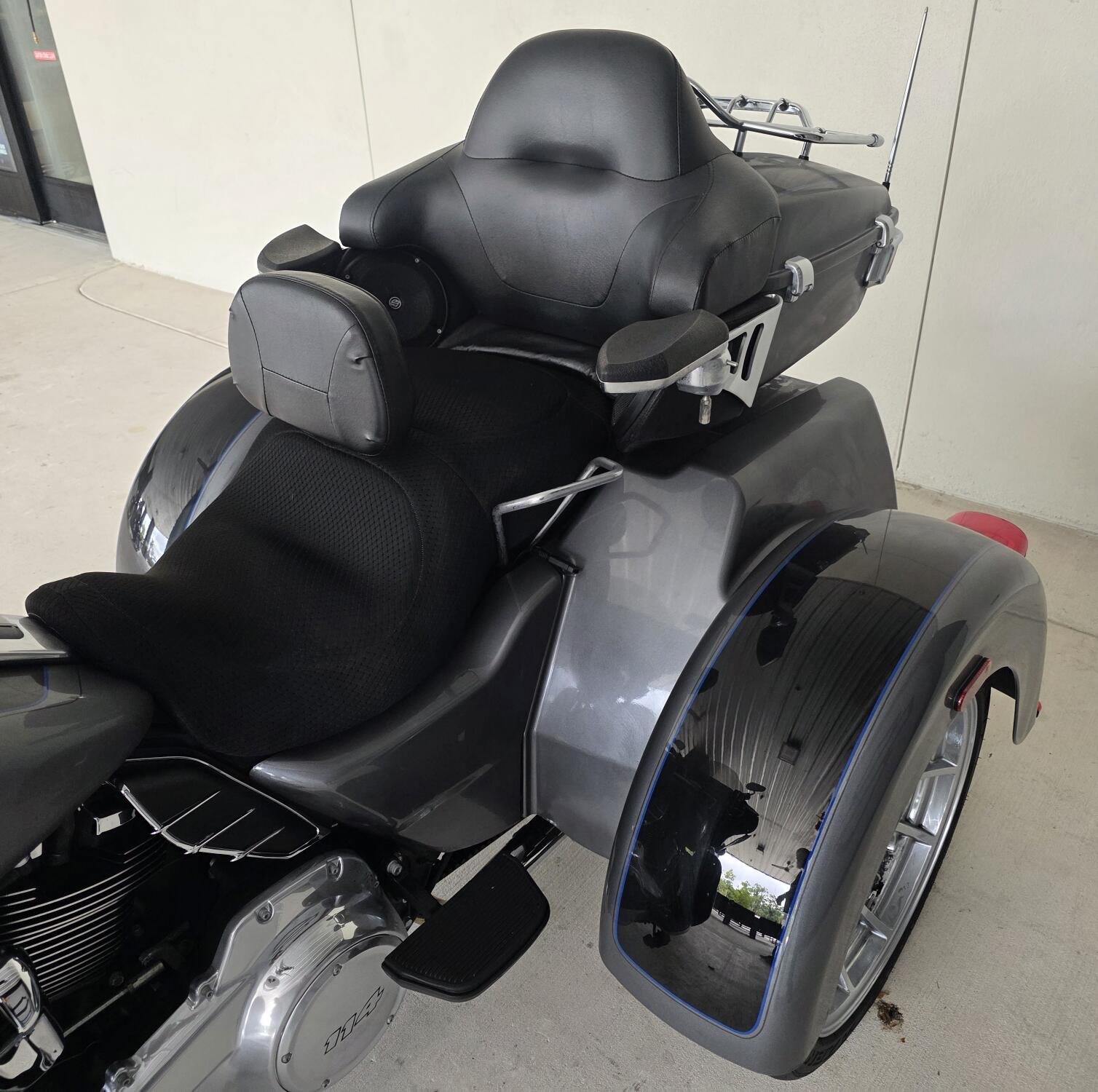 2022 Harley-Davidson® Tri Glide® Ultra Gauntlet Gray Metallic/Vivid Black, photo 11