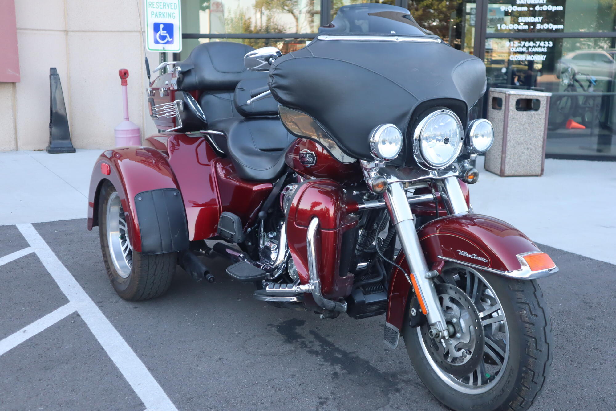 2011 Harley-Davidson® Tri Glide® Ultra Classic (FLHTCUTG), photo 2