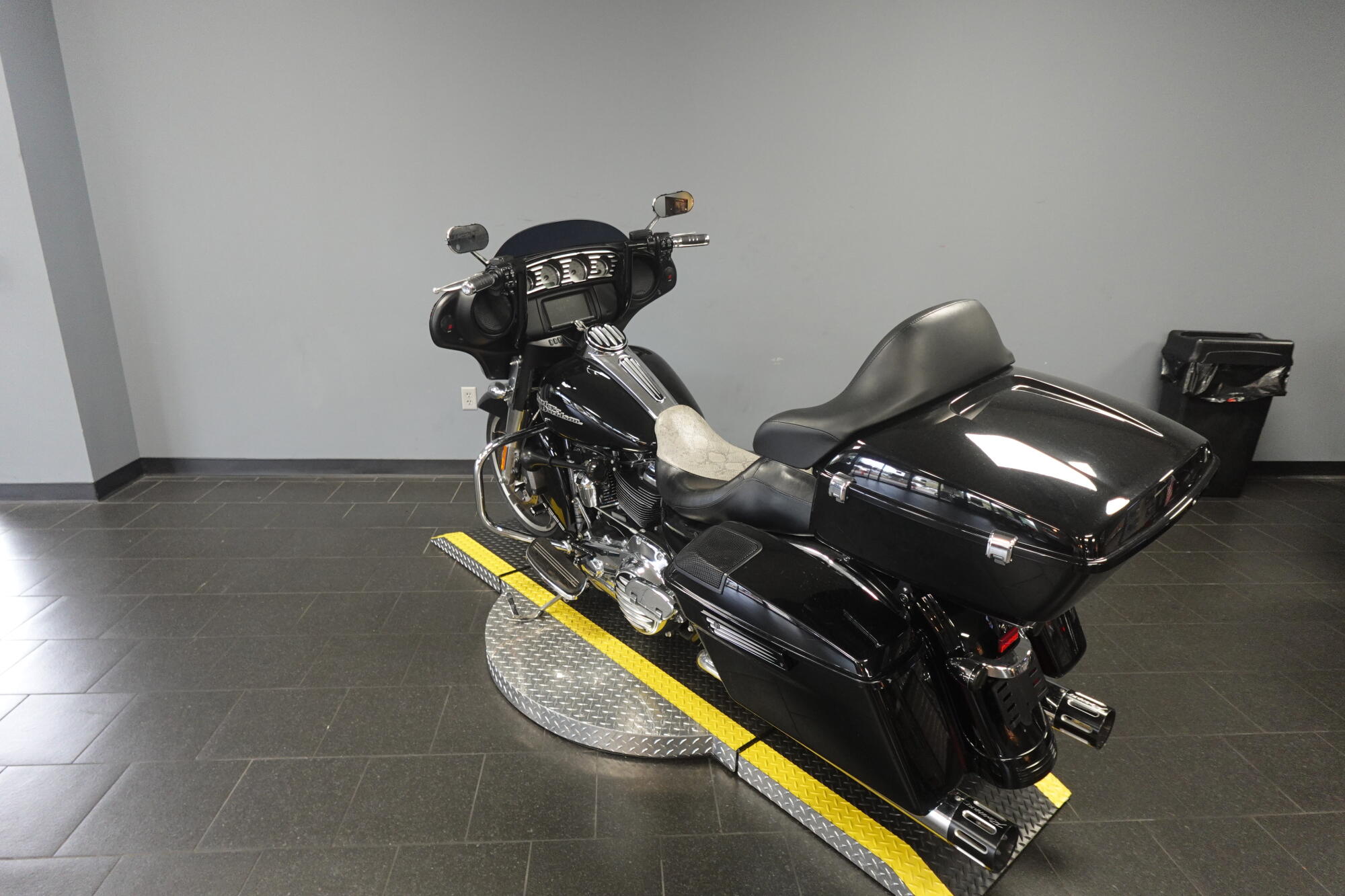 2019 Harley-Davidson® Street Glide® FLHX, photo 6