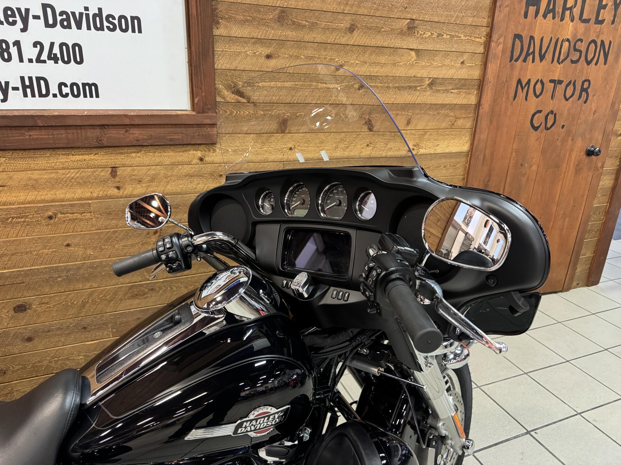 2023 Harley-Davidson® Tri Glide® Ultra Vivid Black FLHTCUTG, photo 6