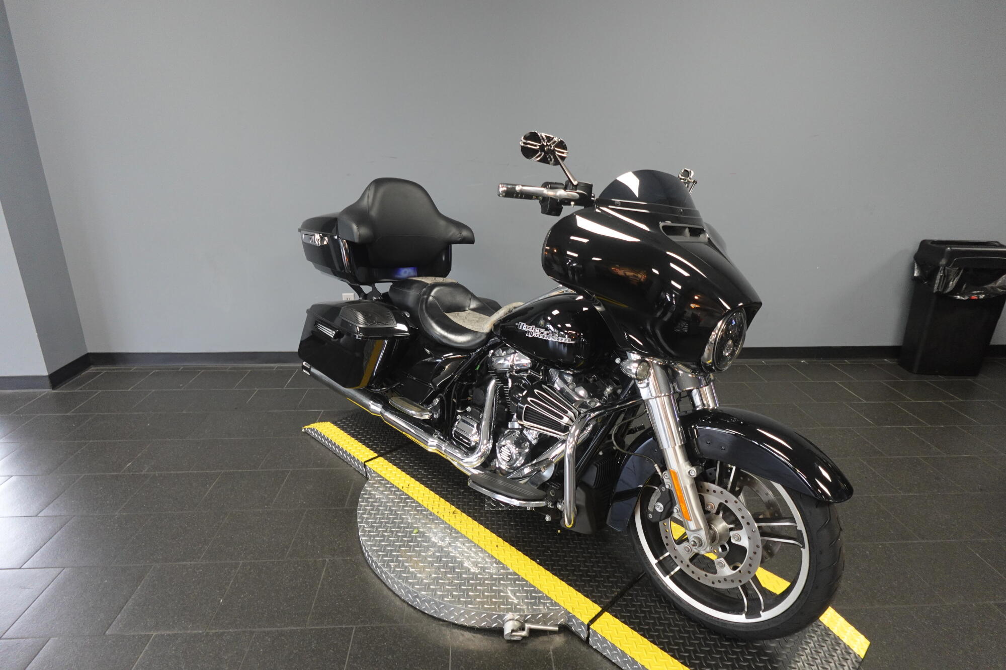 2019 Harley-Davidson® Street Glide® FLHX, photo 2
