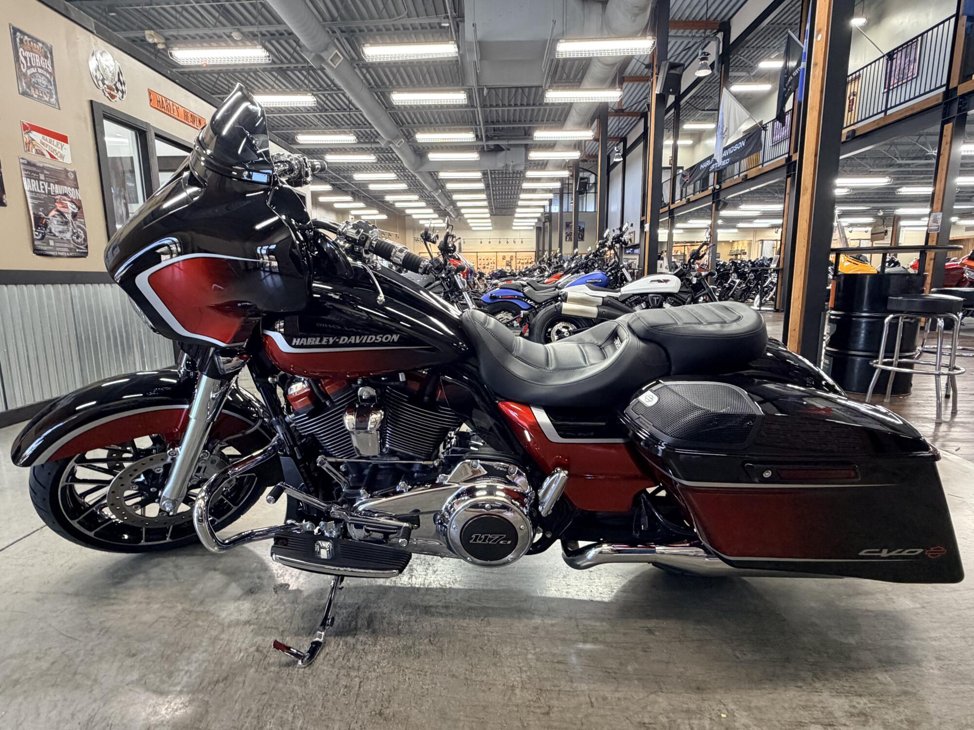 2021 Harley-Davidson® CVO™ Street Glide® FLHXSE, photo 12