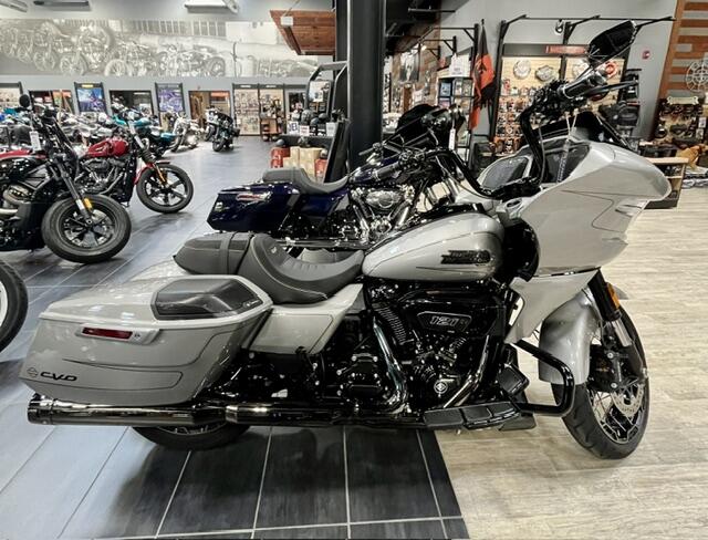 2023 Harley-Davidson® CVO™ Road Glide™, photo 3