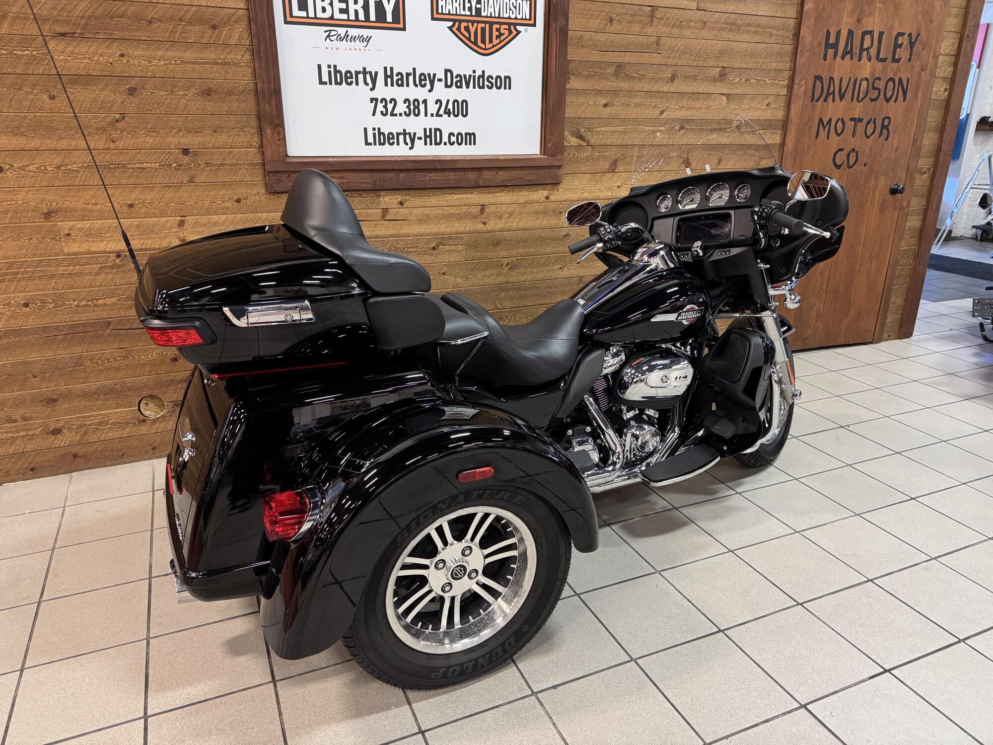 2023 Harley-Davidson® Tri Glide® Ultra Vivid Black FLHTCUTG, photo 8