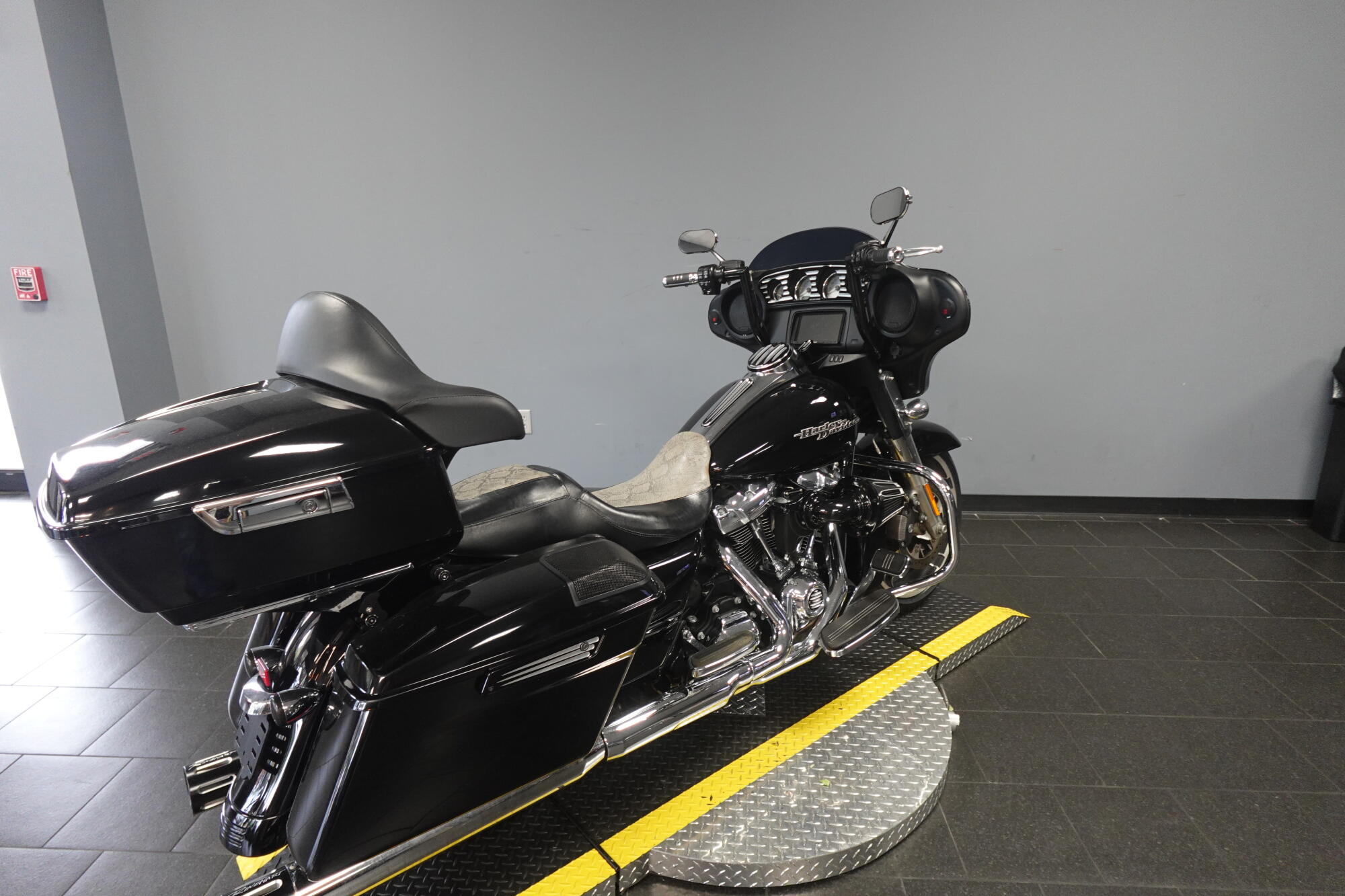 2019 Harley-Davidson® Street Glide® FLHX, photo 8