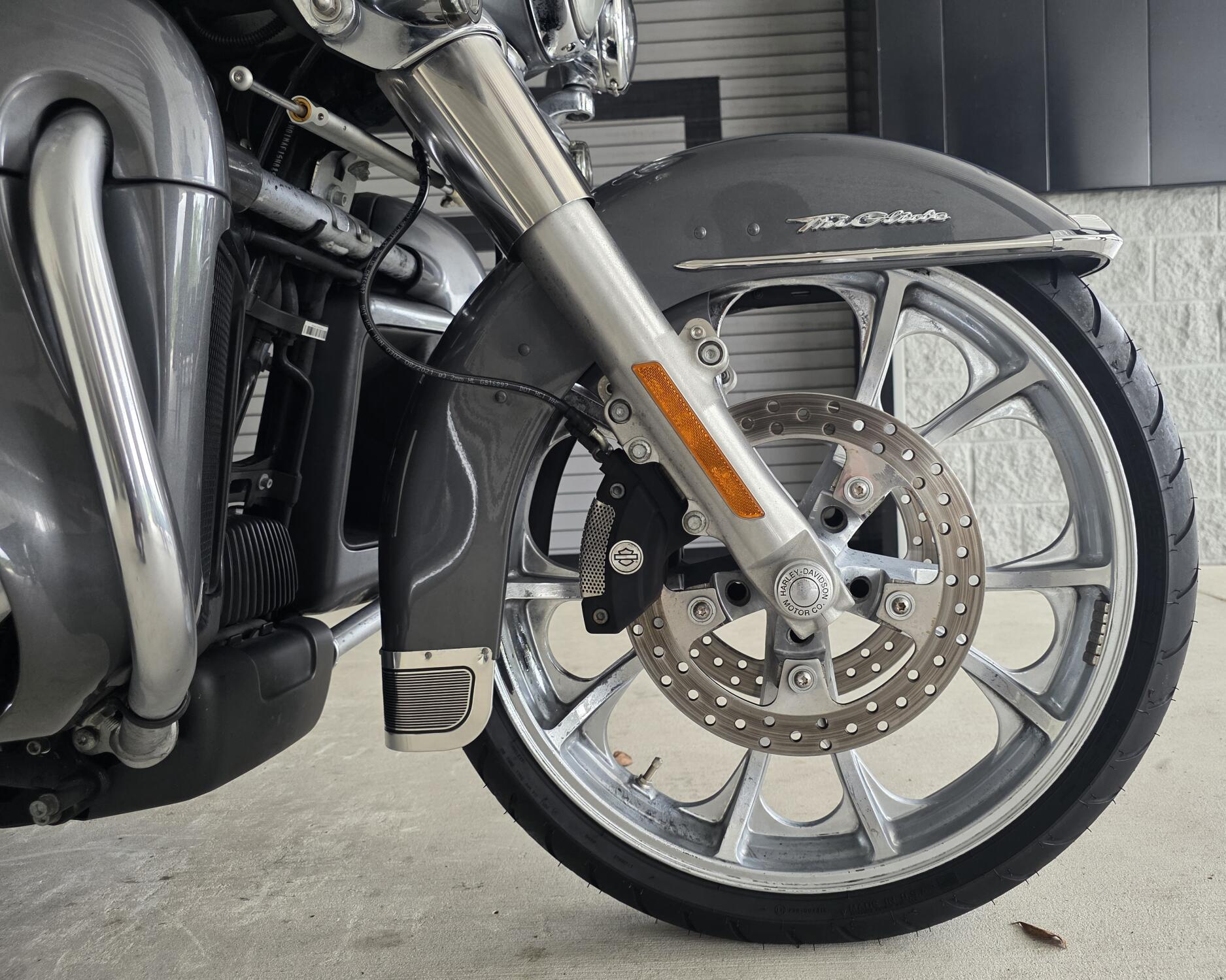 2022 Harley-Davidson® Tri Glide® Ultra Gauntlet Gray Metallic/Vivid Black, photo 17