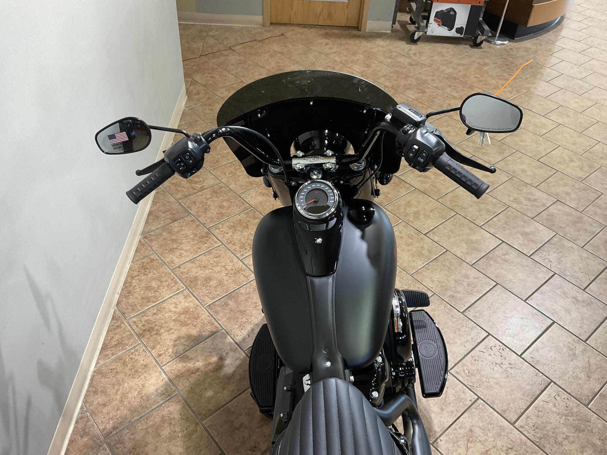 2026 Harley-Davidson® Deadwood™ Black Denim FLHD, photo 7