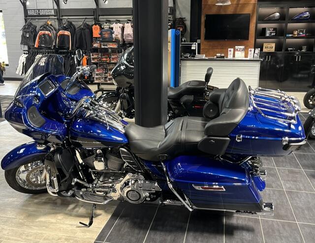 2015 Harley-Davidson® CVO™ Road Glide® Ultra, photo 6