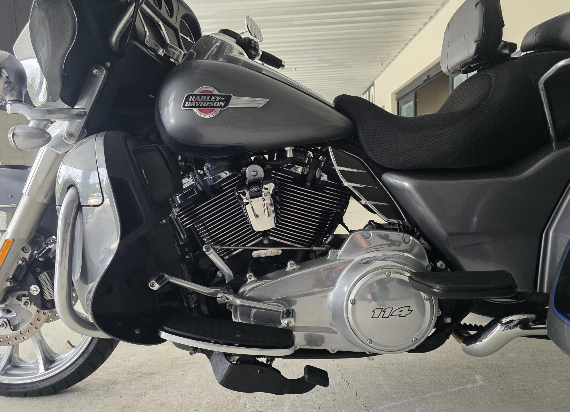 2022 Harley-Davidson® Tri Glide® Ultra Gauntlet Gray Metallic/Vivid Black, photo 13