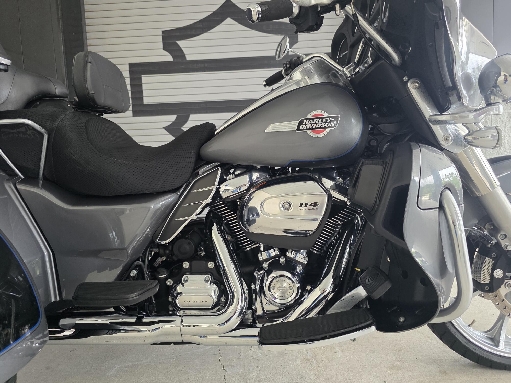 2022 Harley-Davidson® Tri Glide® Ultra Gauntlet Gray Metallic/Vivid Black, photo 16