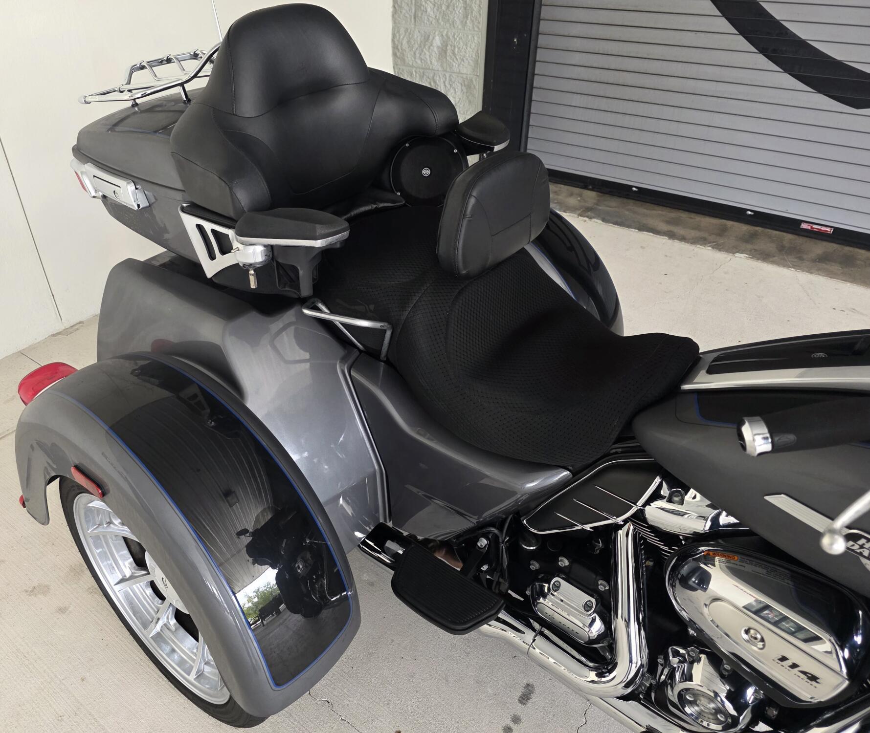 2022 Harley-Davidson® Tri Glide® Ultra Gauntlet Gray Metallic/Vivid Black, photo 6