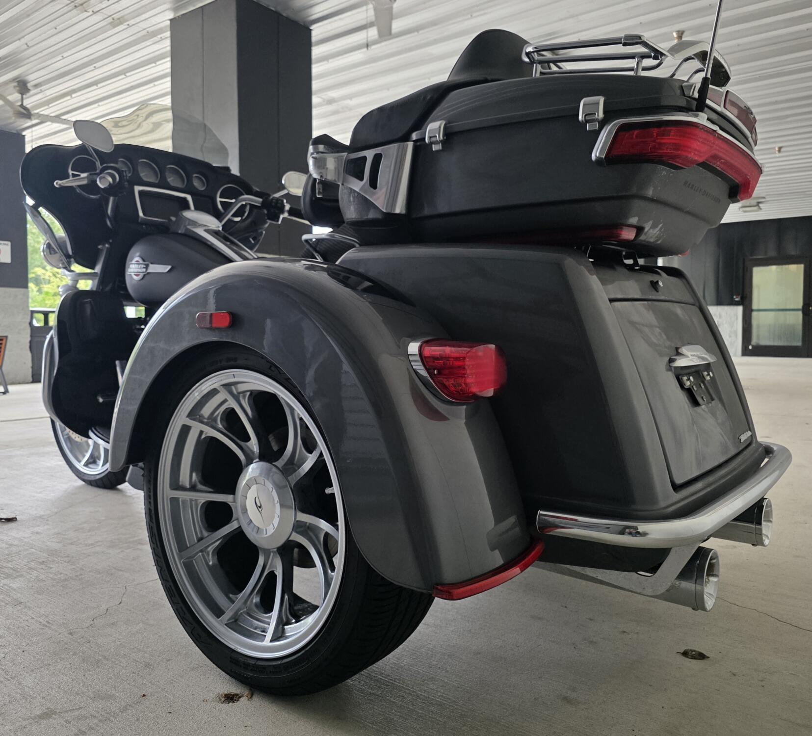 2022 Harley-Davidson® Tri Glide® Ultra Gauntlet Gray Metallic/Vivid Black, photo 10