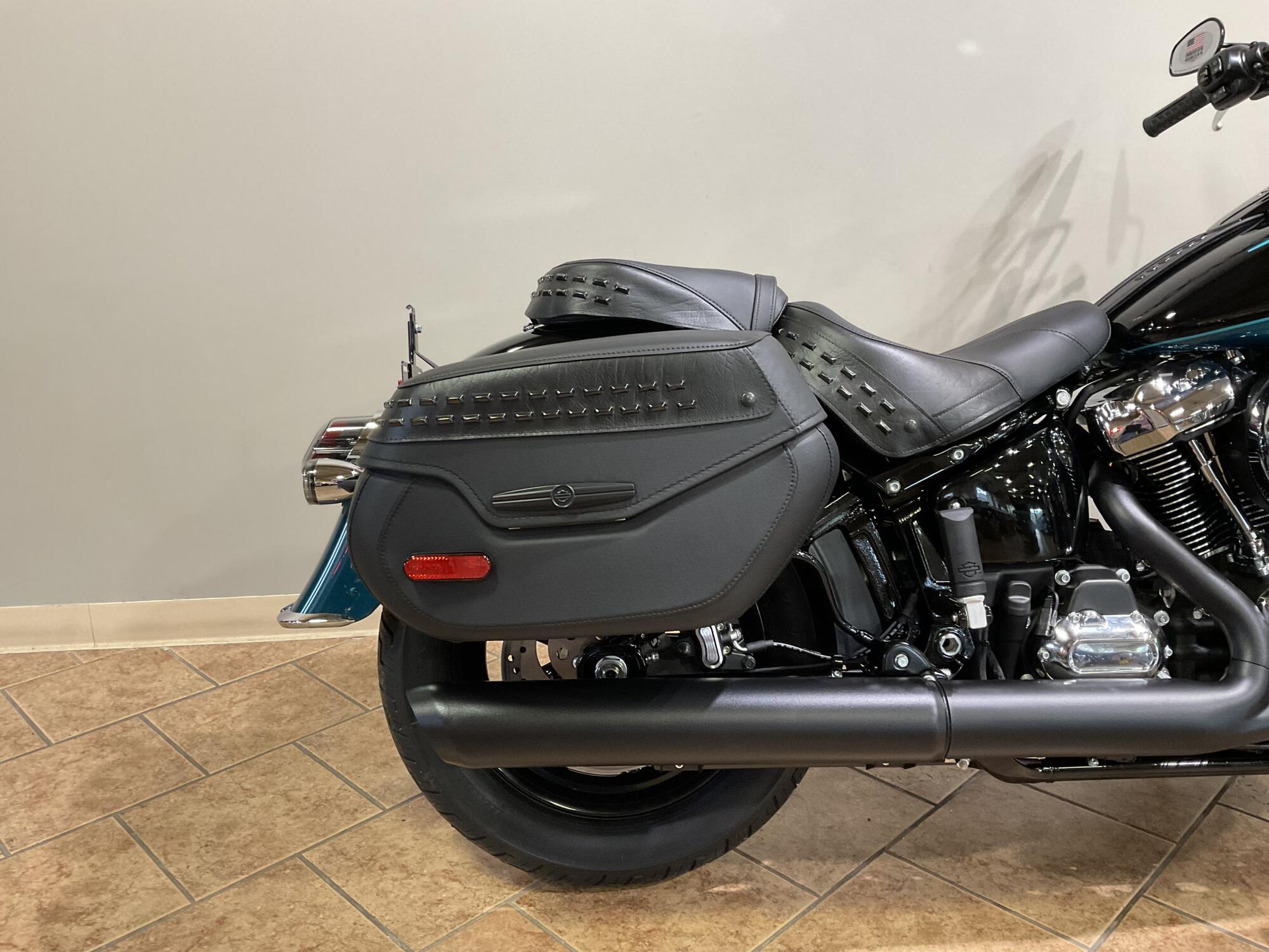 2026 Harley-Davidson® Heritage Classic Teal Thunder / Vivid Black Black Cast Wheels FLHC, photo 6