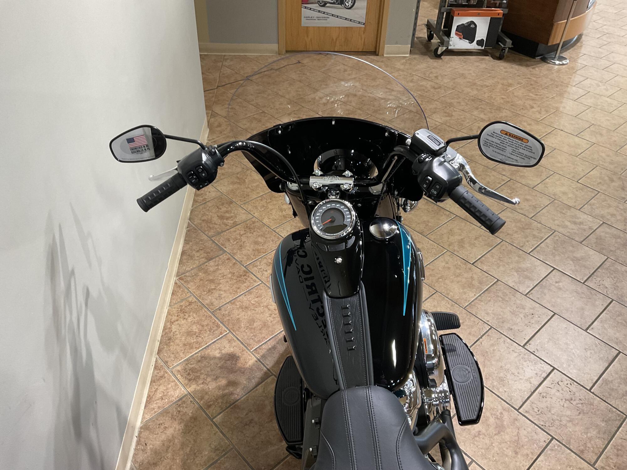 2026 Harley-Davidson® Heritage Classic Teal Thunder / Vivid Black Black Cast Wheels FLHC, photo 7