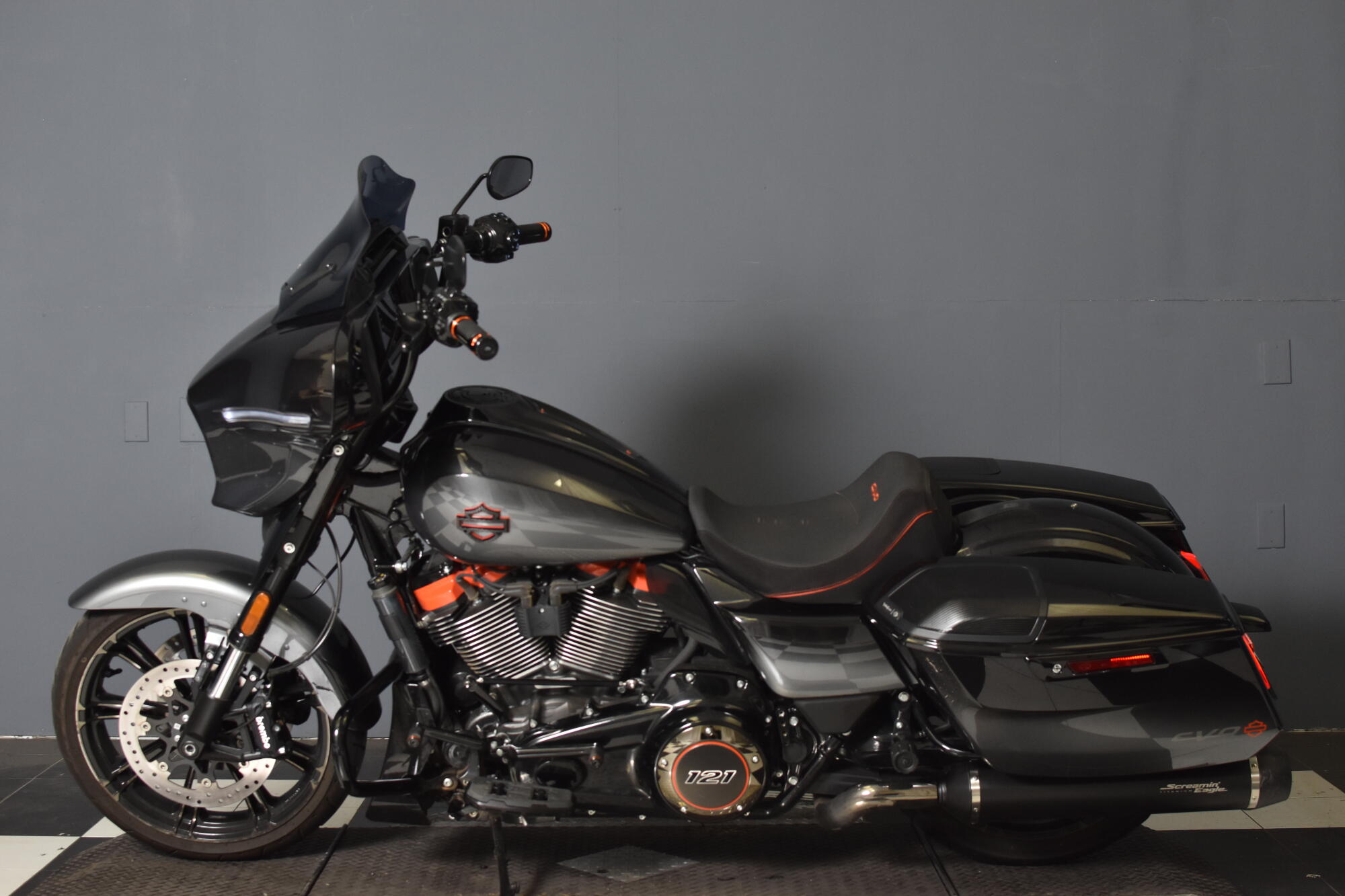 2025 Harley-Davidson® CVO™ Street Glide® FLHXSE, photo 5