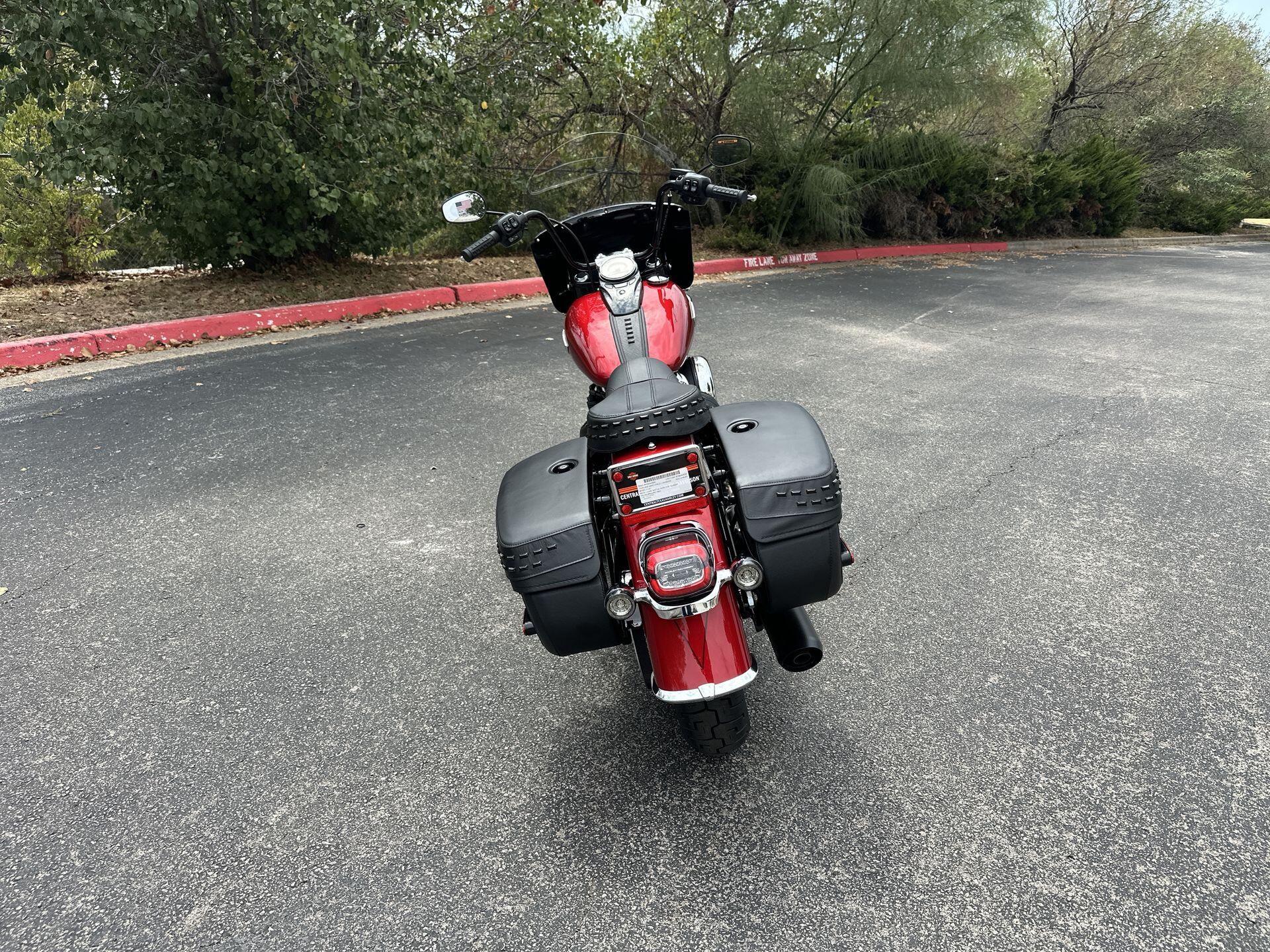 2026 Harley-Davidson® Heritage Classic® FLHC, photo 9