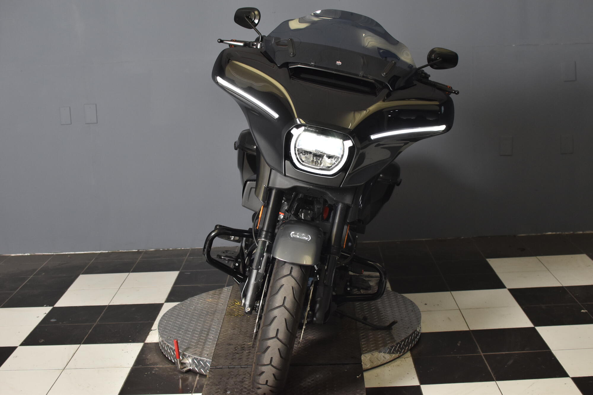 2025 Harley-Davidson® CVO™ Street Glide® FLHXSE, photo 3