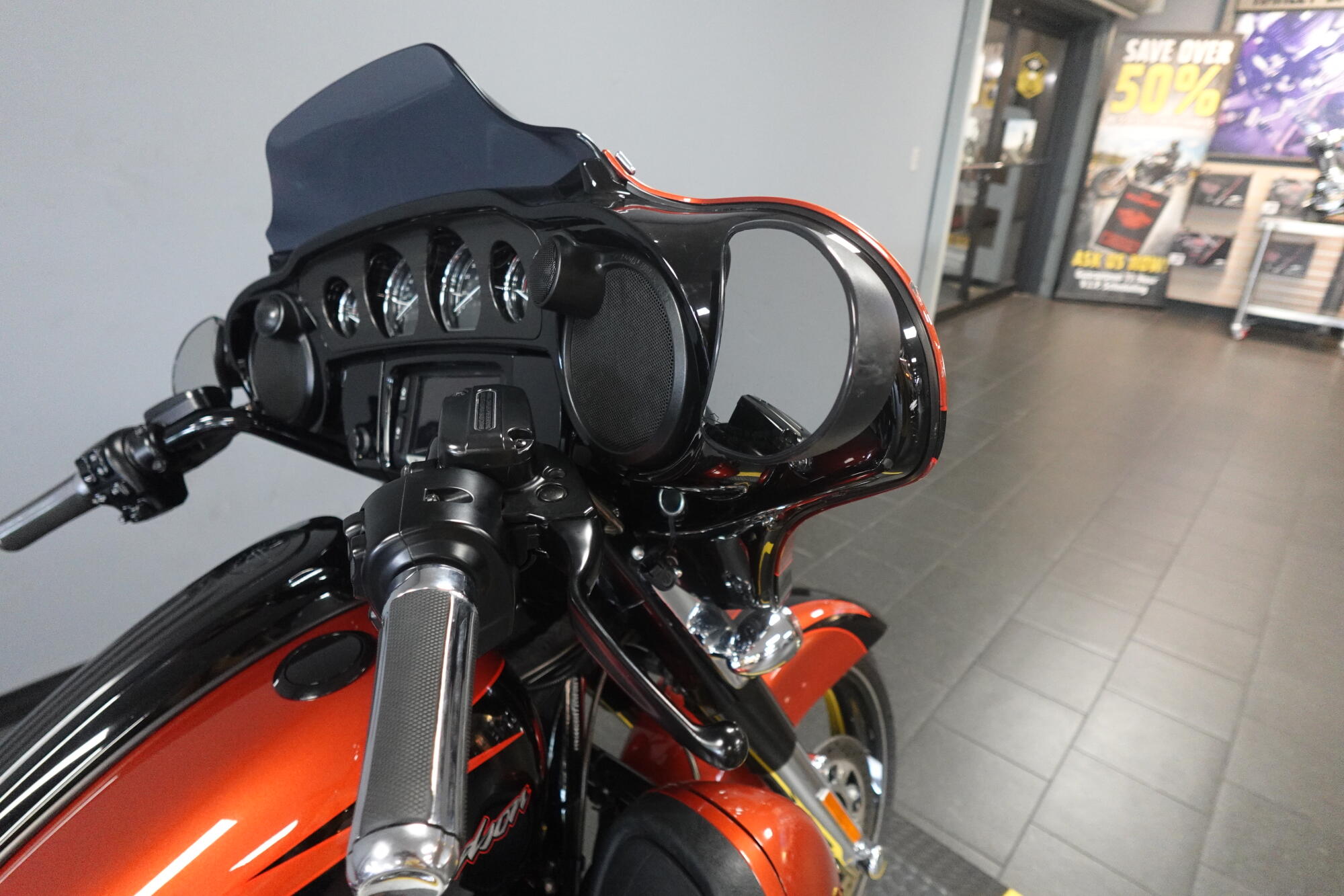 2017 Harley-Davidson® CVO™ Street Glide® FLHXSE, photo 11