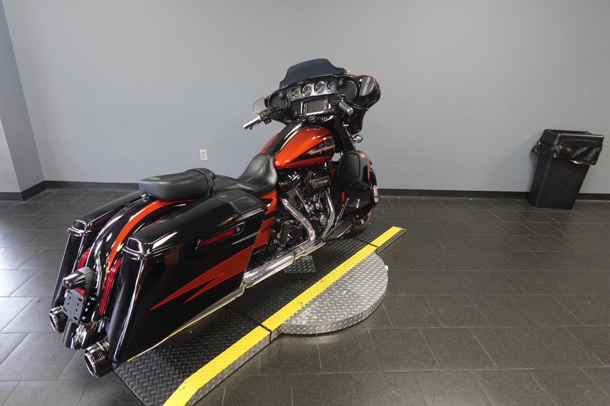 2017 Harley-Davidson® CVO™ Street Glide® FLHXSE, photo 8