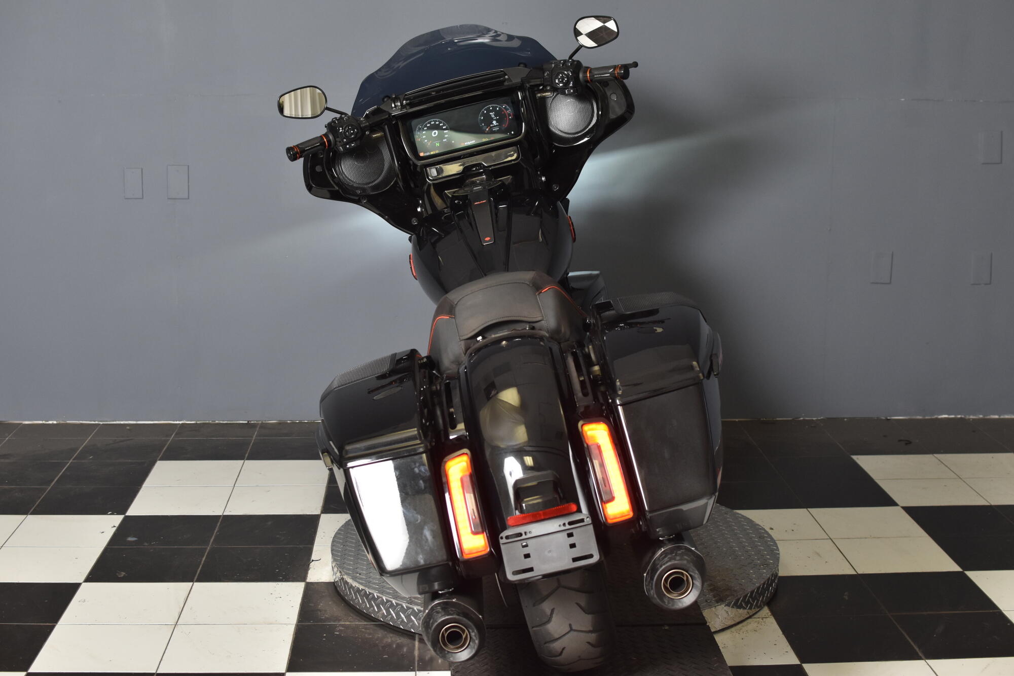 2025 Harley-Davidson® CVO™ Street Glide® FLHXSE, photo 7