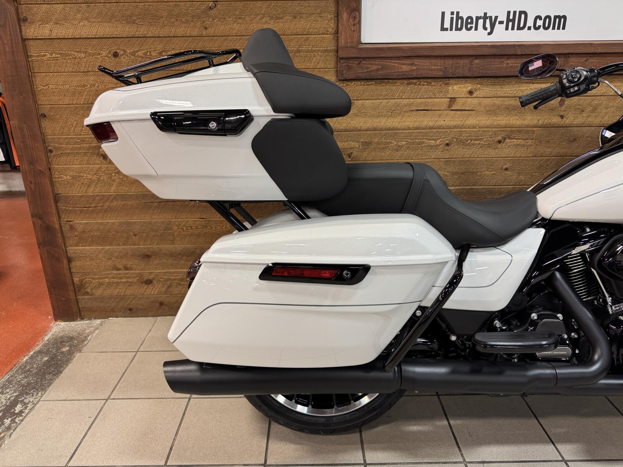 2026 Harley-Davidson® Road Glide Limited White Onyx Pearl Black Trim FLTRXL, photo 6