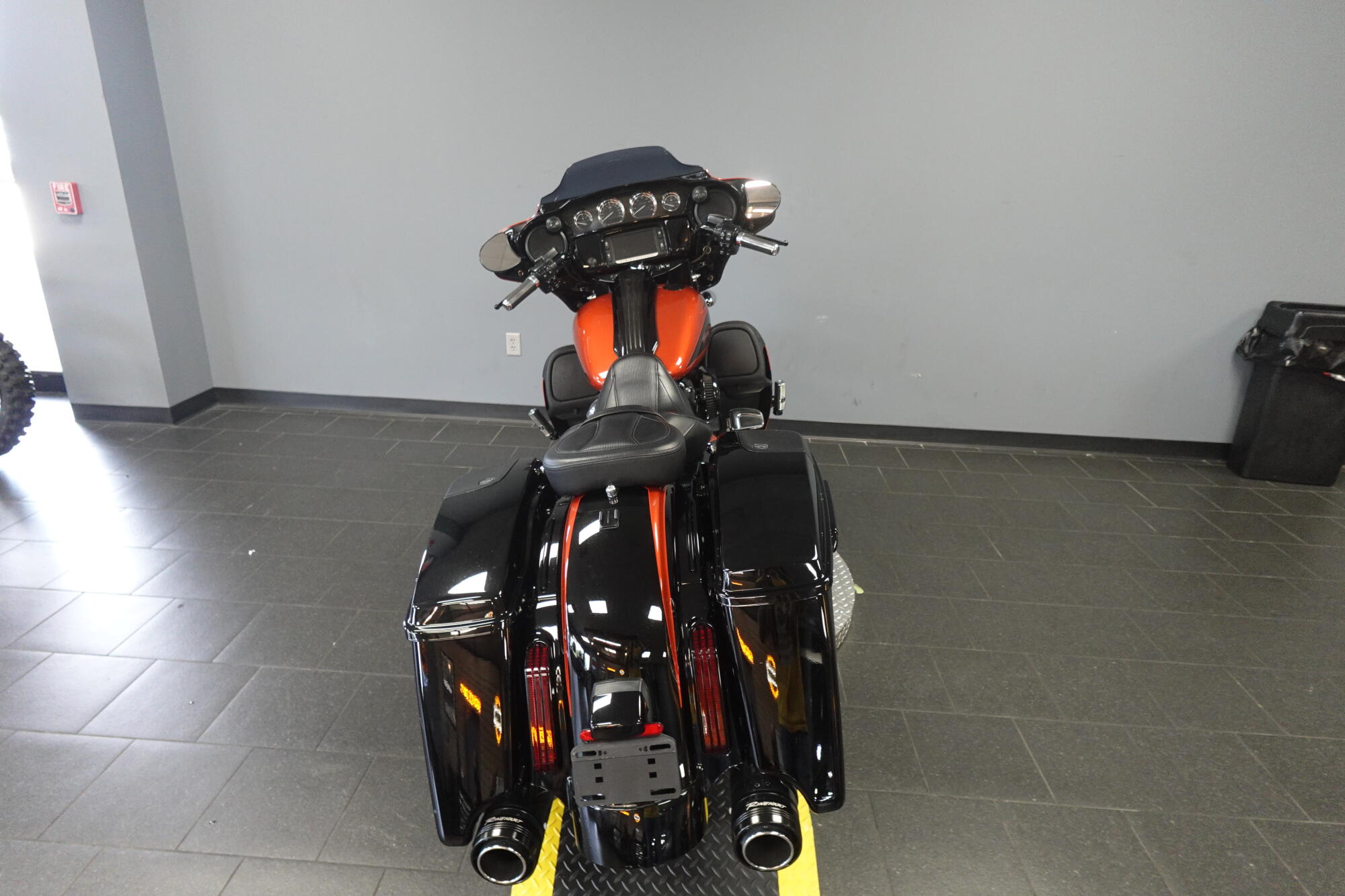 2017 Harley-Davidson® CVO™ Street Glide® FLHXSE, photo 7
