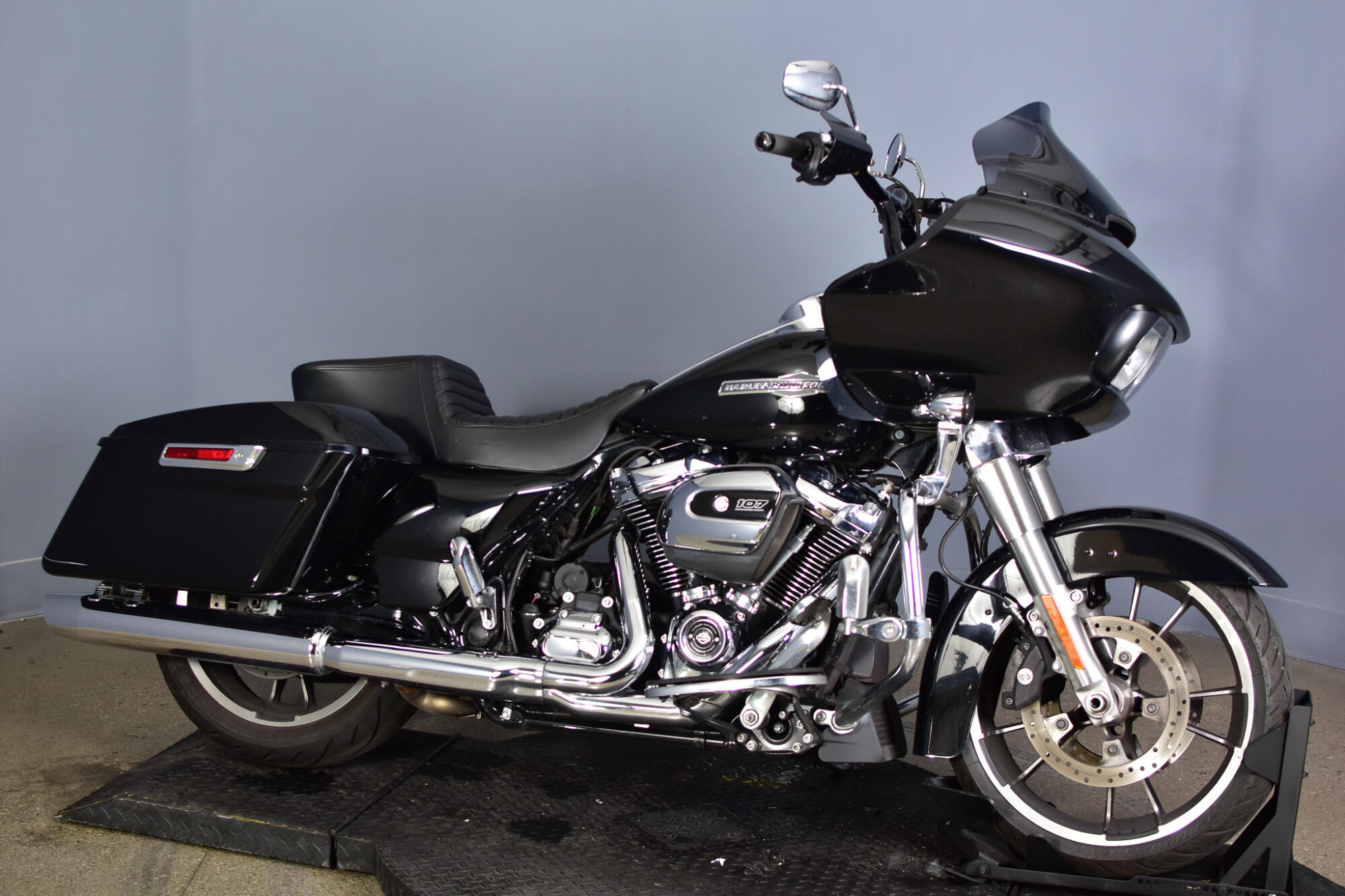 2021 Harley-Davidson® Road Glide® Vivid Black, photo 2