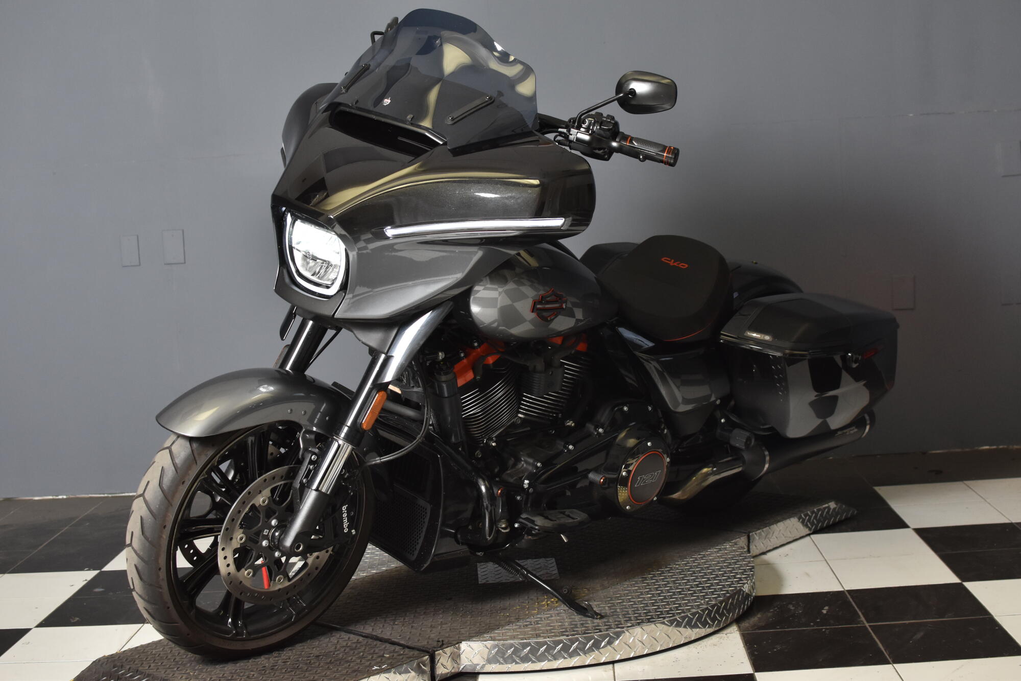 2025 Harley-Davidson® CVO™ Street Glide® FLHXSE, photo 4