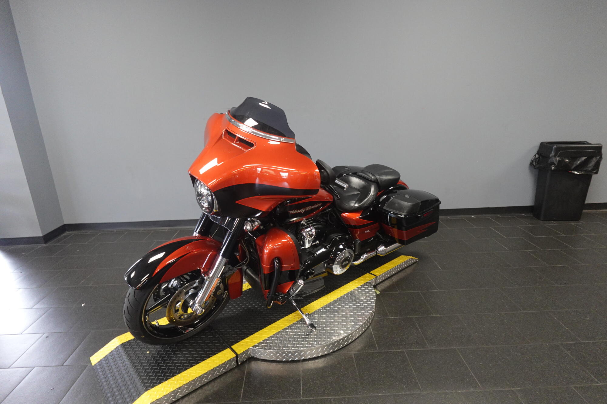 2017 Harley-Davidson® CVO™ Street Glide® FLHXSE, photo 4