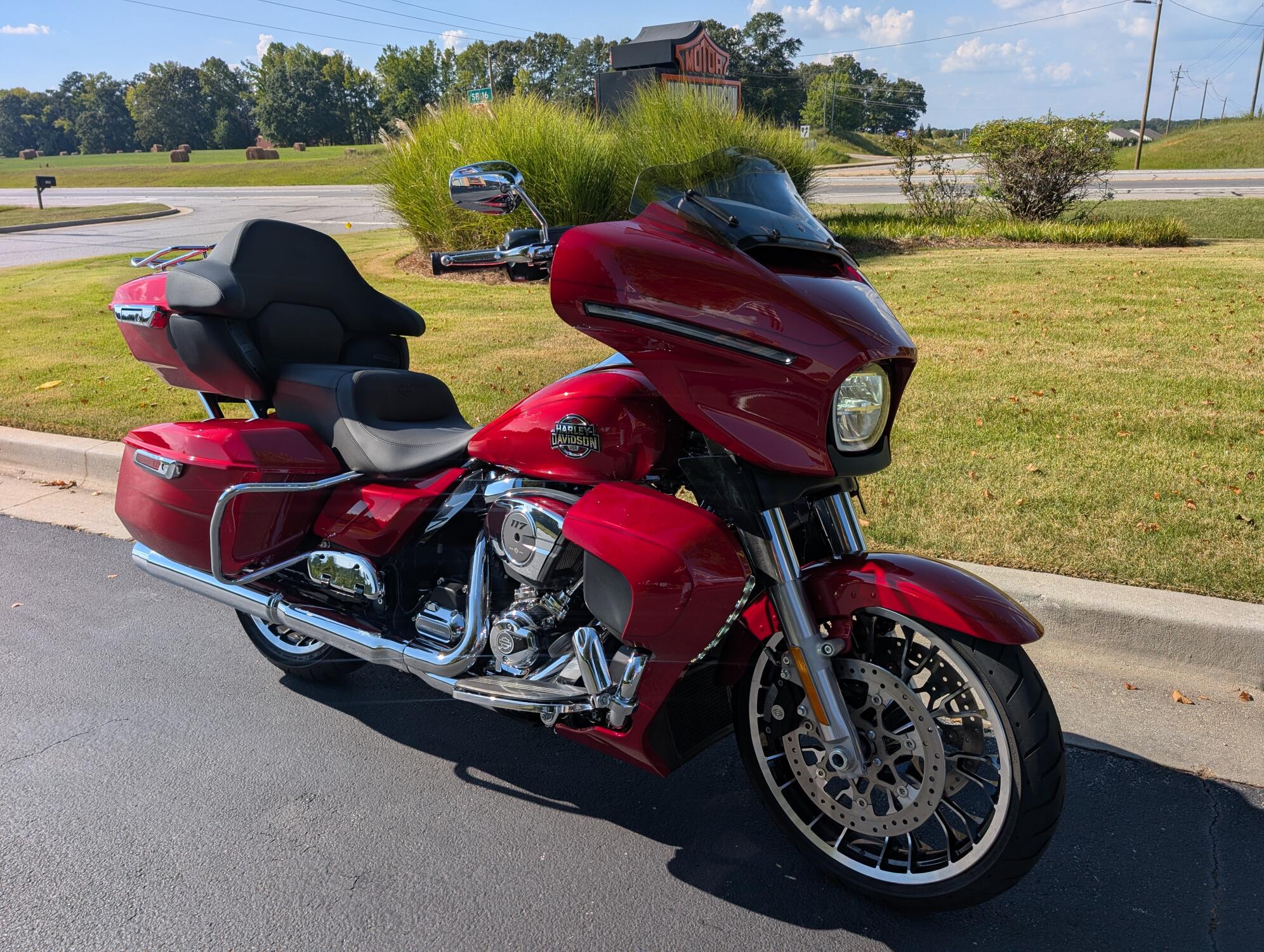 2026 Harley-Davidson® Street Glide Limited Brilliant Red Chrome Trim, photo 2