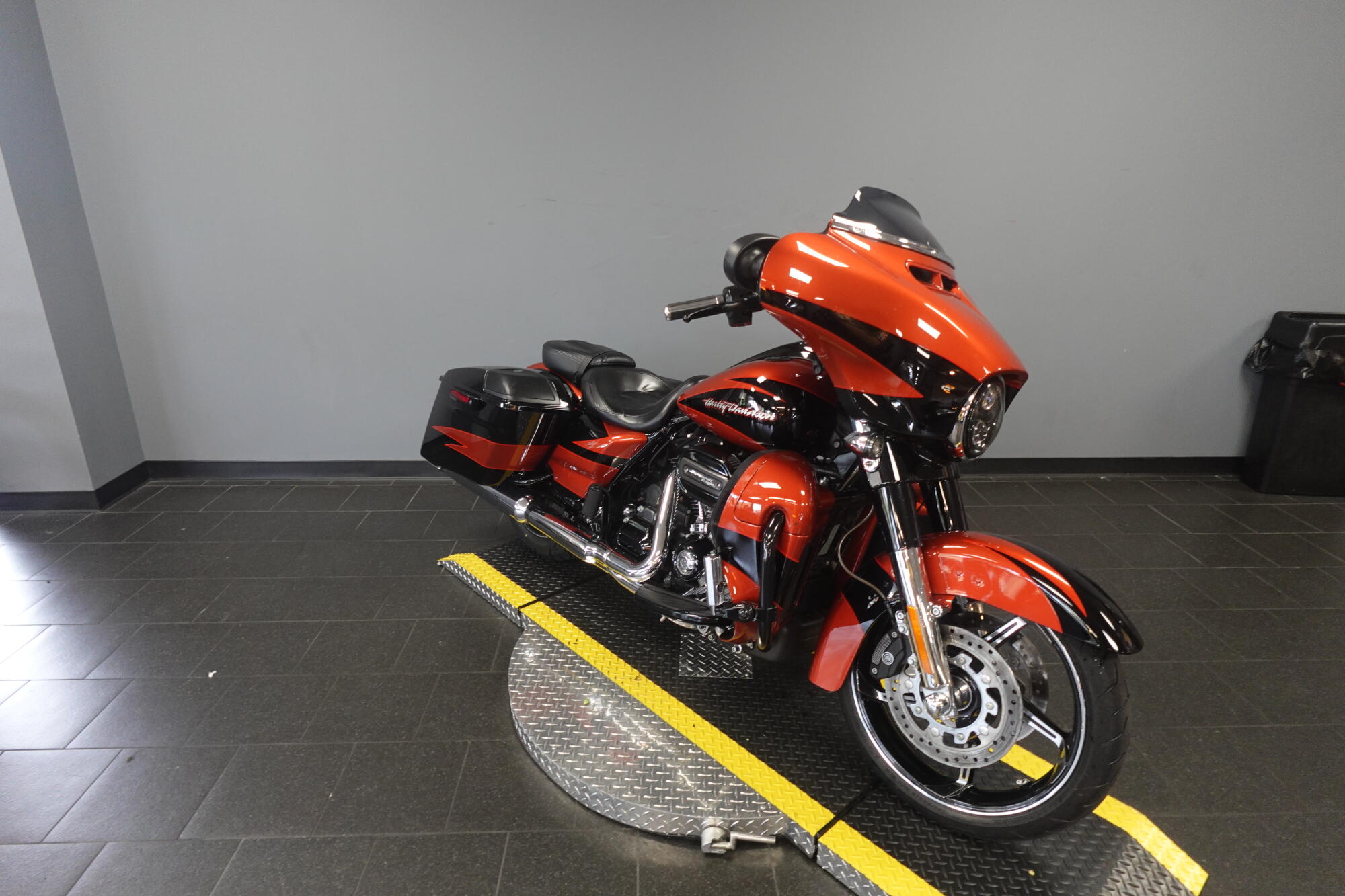 2017 Harley-Davidson® CVO™ Street Glide® FLHXSE, photo 2