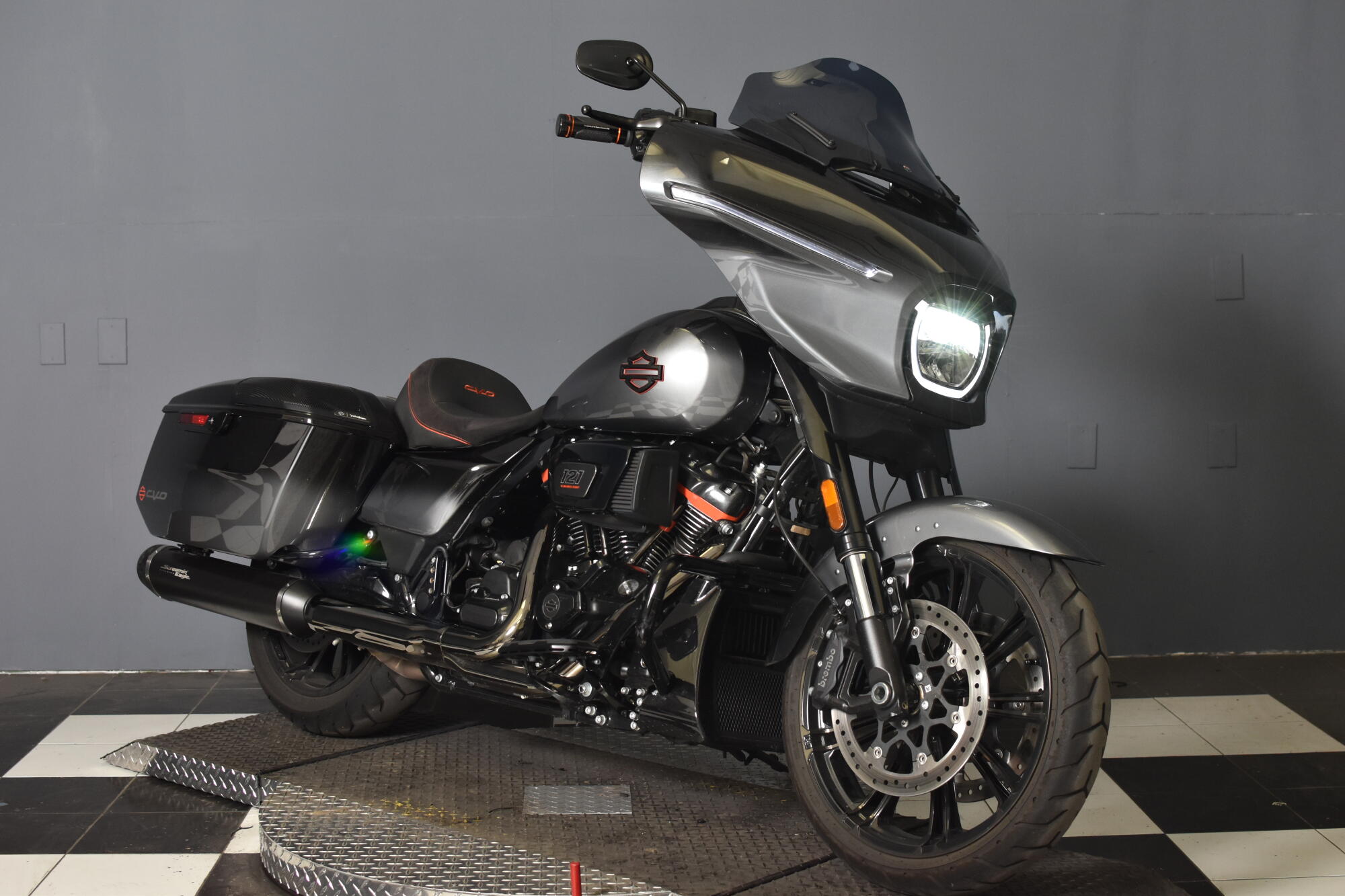 2025 Harley-Davidson® CVO™ Street Glide® FLHXSE, photo 2
