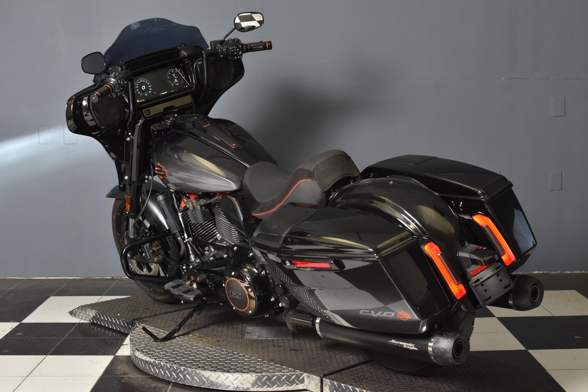 2025 Harley-Davidson® CVO™ Street Glide® FLHXSE, photo 6