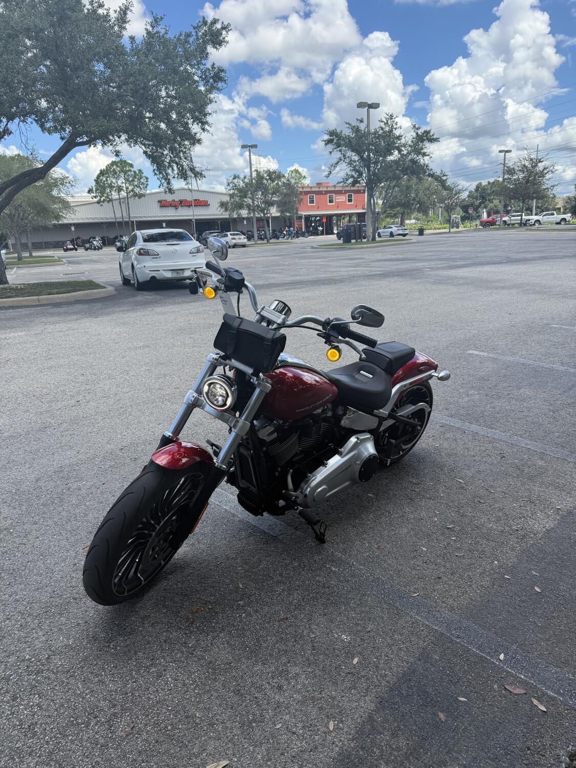 2025 Harley-Davidson® Breakout® Brilliant Red, photo 6