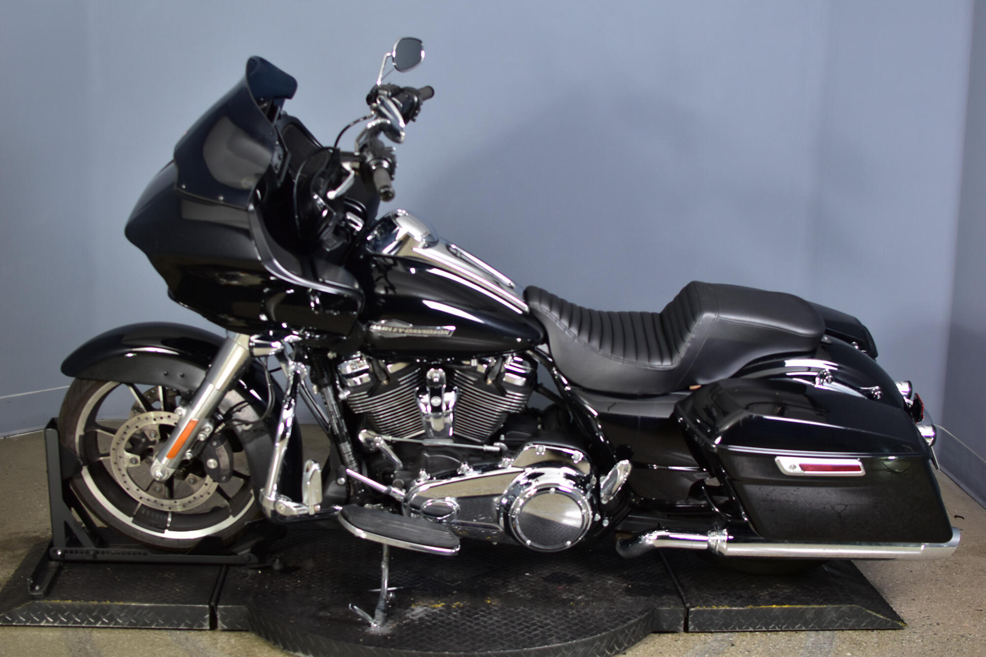 2021 Harley-Davidson® Road Glide® Vivid Black, photo 5