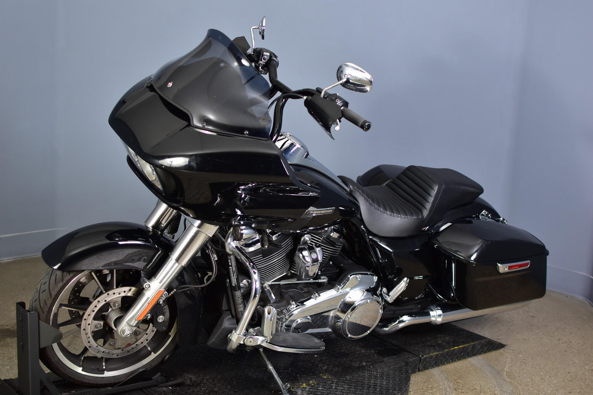 2021 Harley-Davidson® Road Glide® Vivid Black, photo 4
