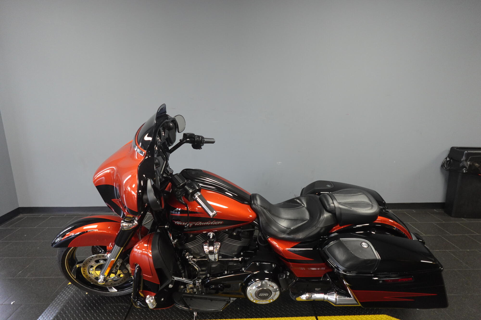 2017 Harley-Davidson® CVO™ Street Glide® FLHXSE, photo 5