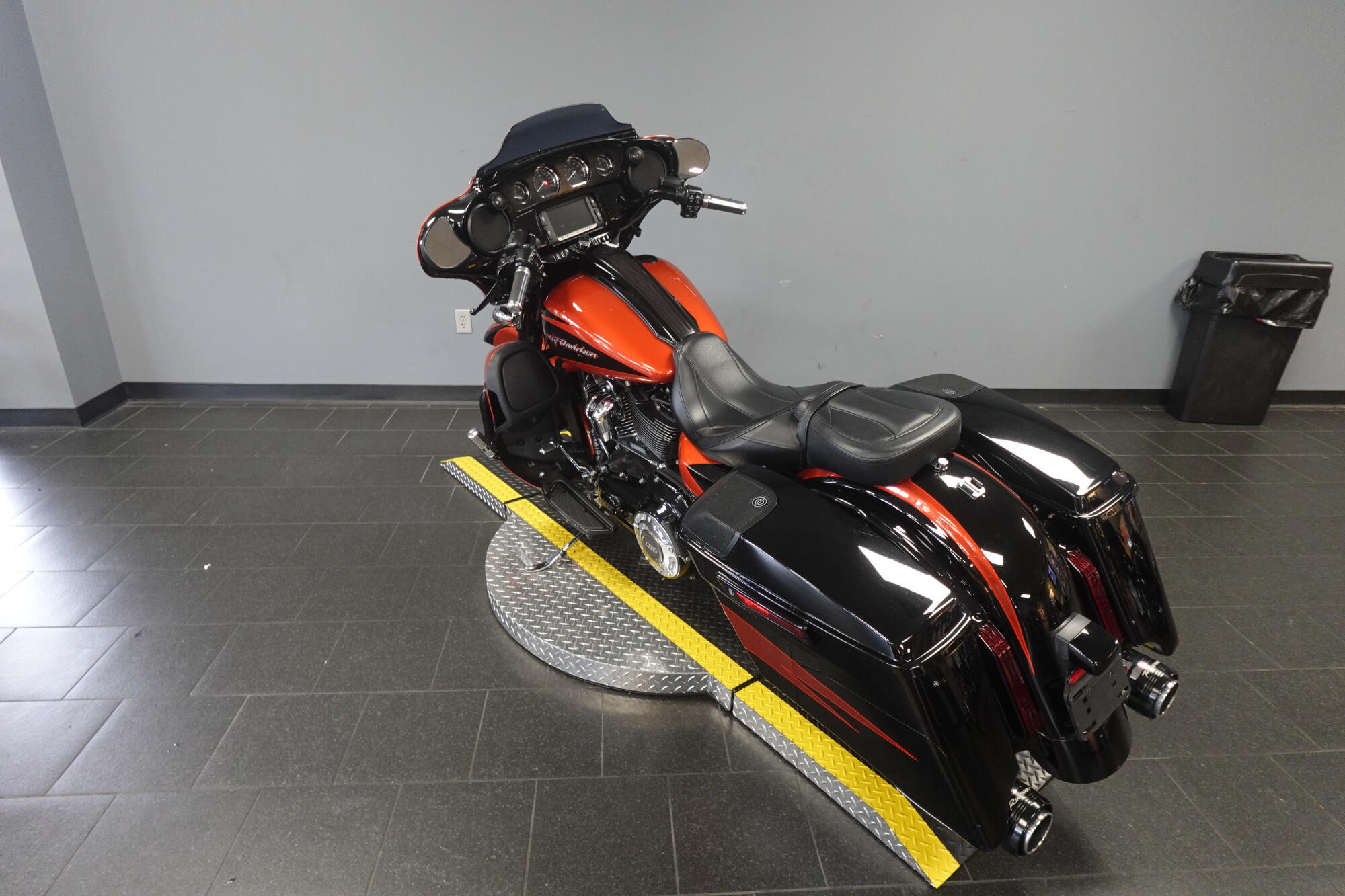 2017 Harley-Davidson® CVO™ Street Glide® FLHXSE, photo 6