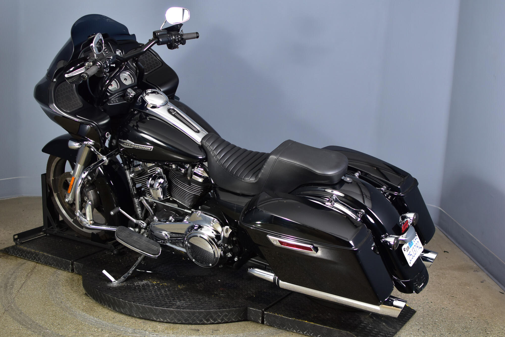 2021 Harley-Davidson® Road Glide® Vivid Black, photo 6