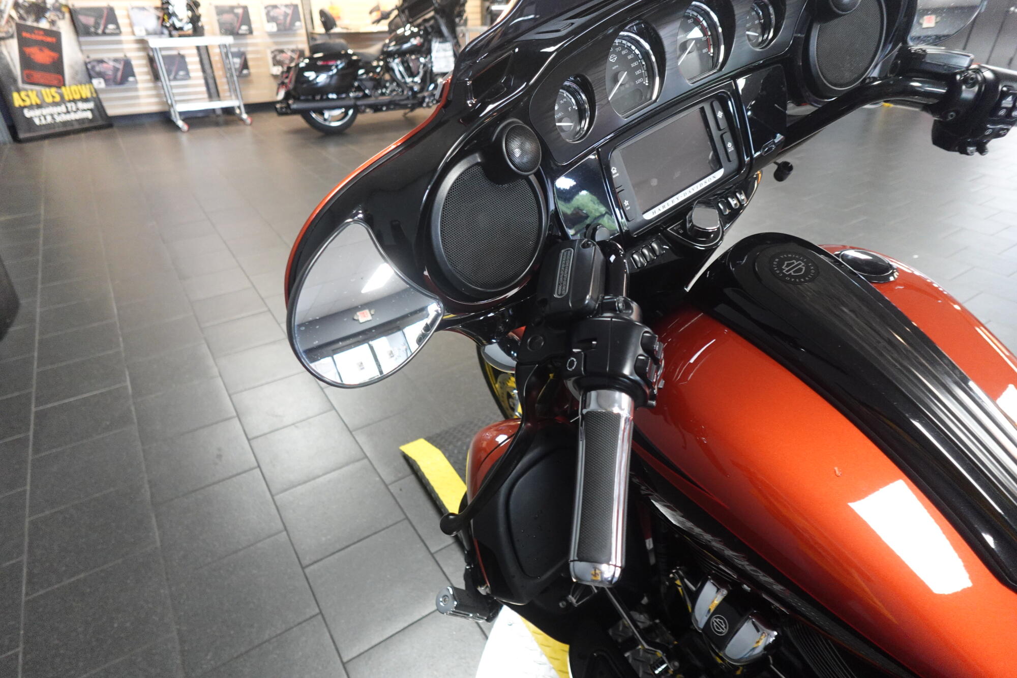 2017 Harley-Davidson® CVO™ Street Glide® FLHXSE, photo 14