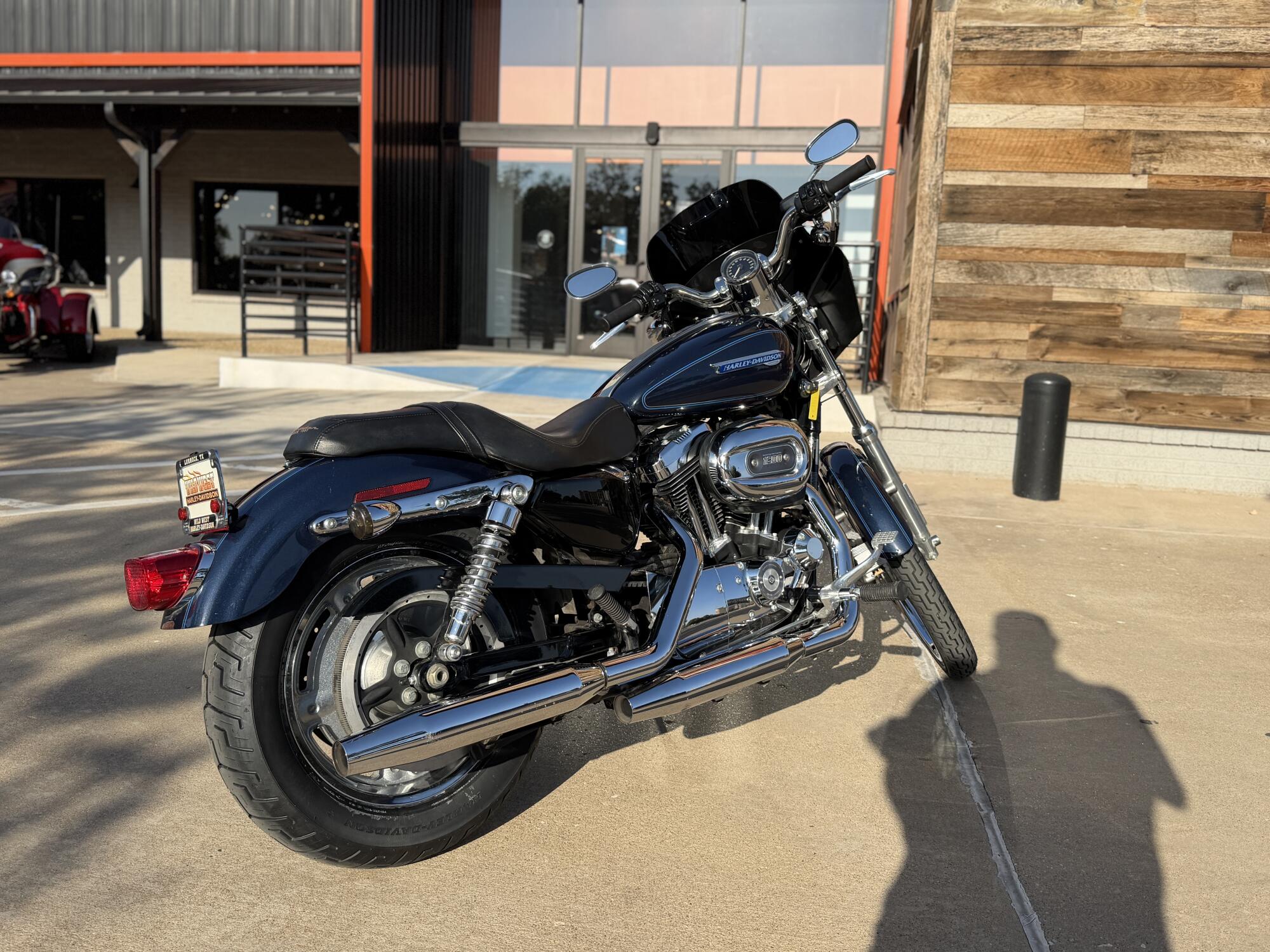 2009 Harley-Davidson® 1200 Custom Dark Blue Pearl, photo 8