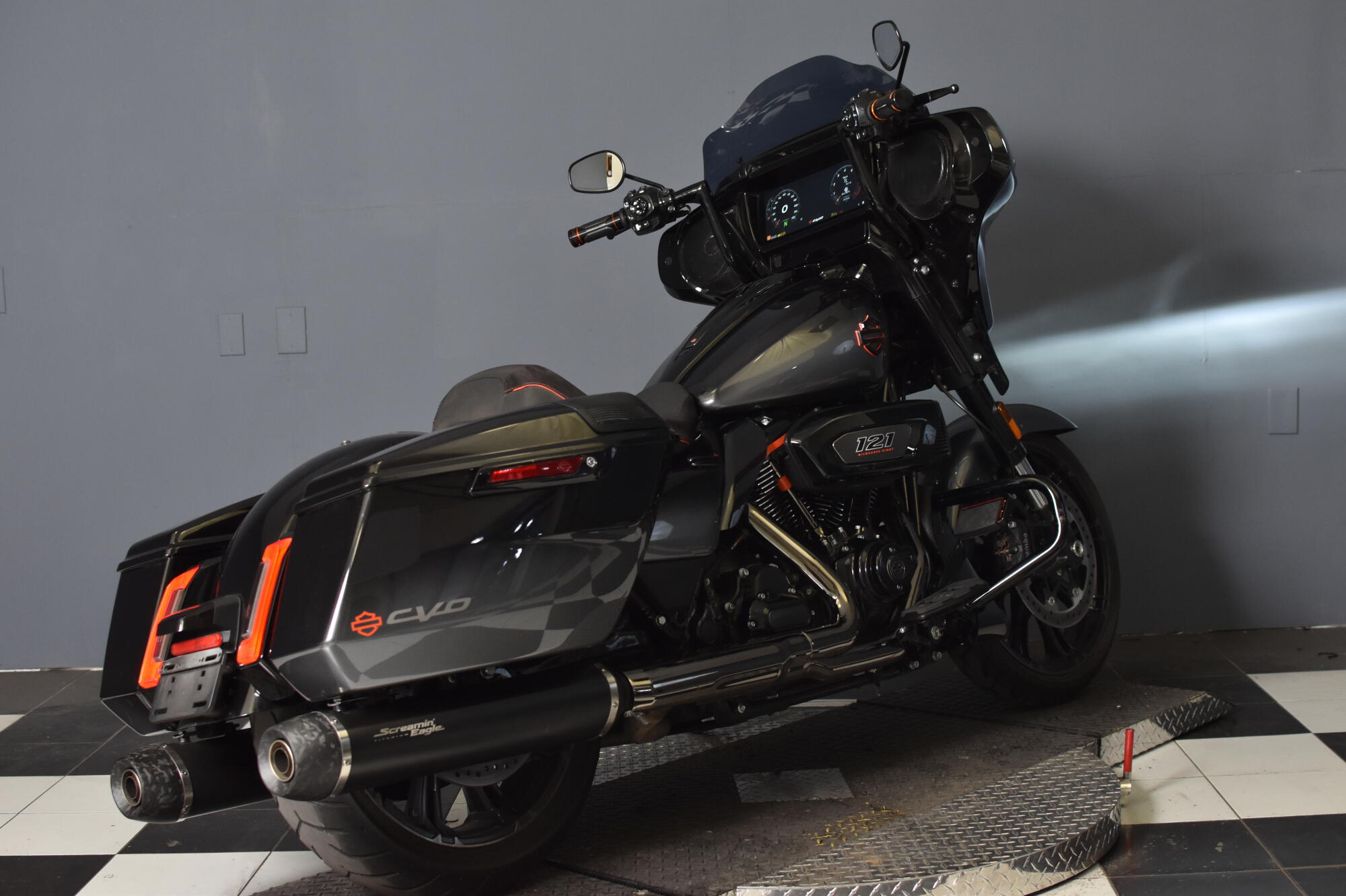2025 Harley-Davidson® CVO™ Street Glide® FLHXSE, photo 8