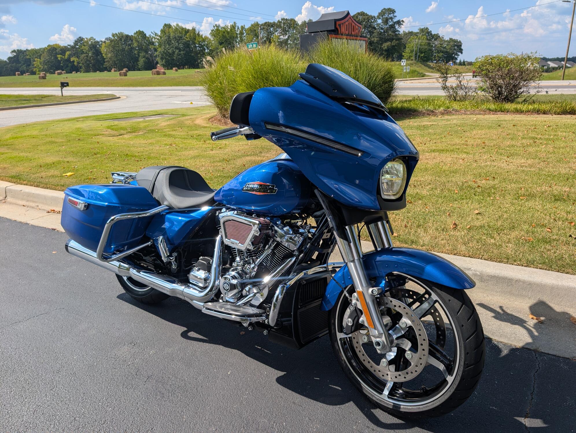2025 Harley-Davidson® Street Glide® Blue Burst, photo 2