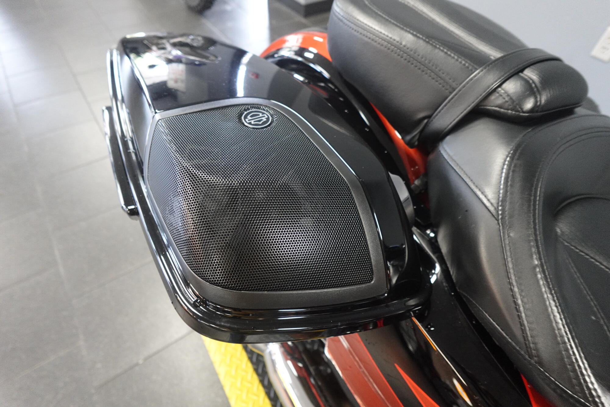 2017 Harley-Davidson® CVO™ Street Glide® FLHXSE, photo 12