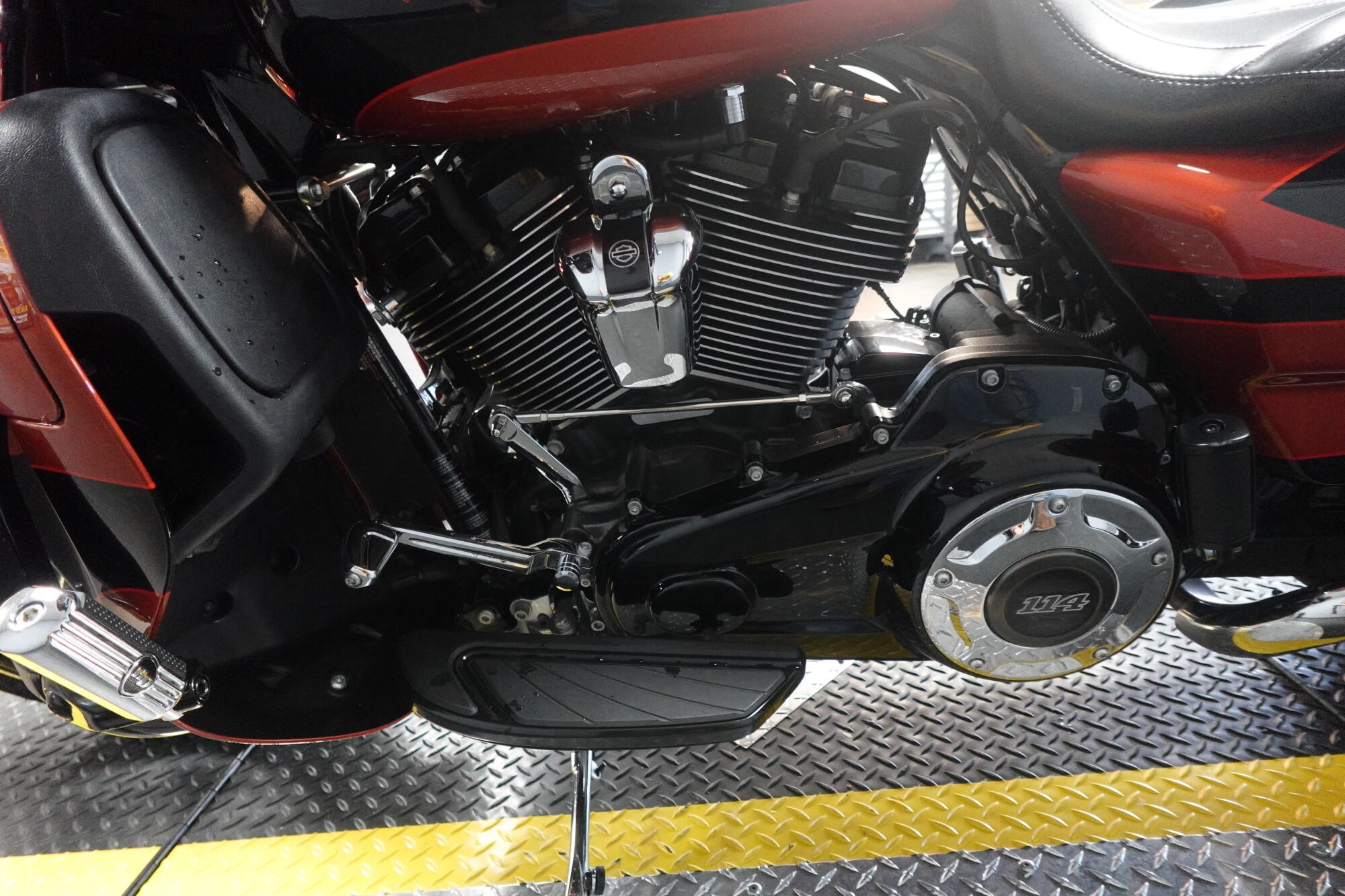 2017 Harley-Davidson® CVO™ Street Glide® FLHXSE, photo 13