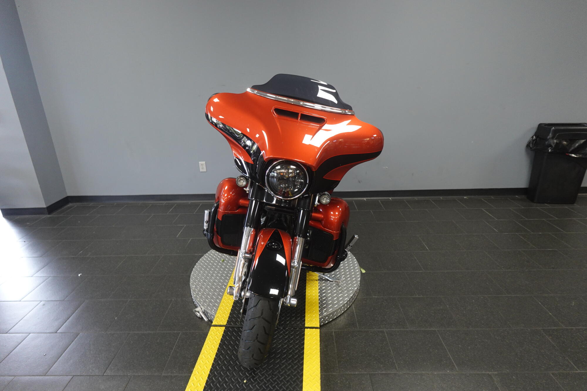 2017 Harley-Davidson® CVO™ Street Glide® FLHXSE, photo 3