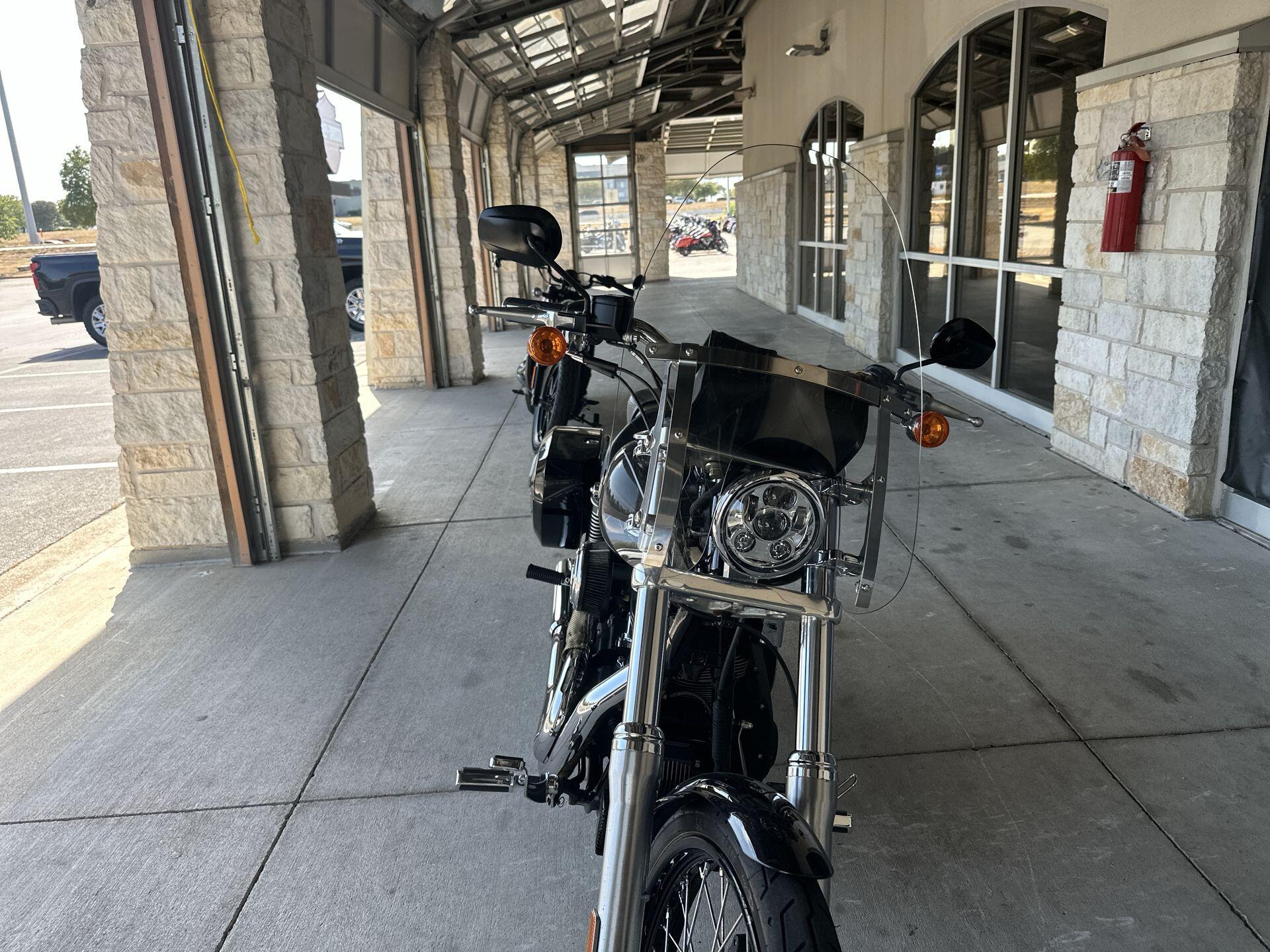 2010 Harley-Davidson® Wide Glide® FXDWG, photo 11