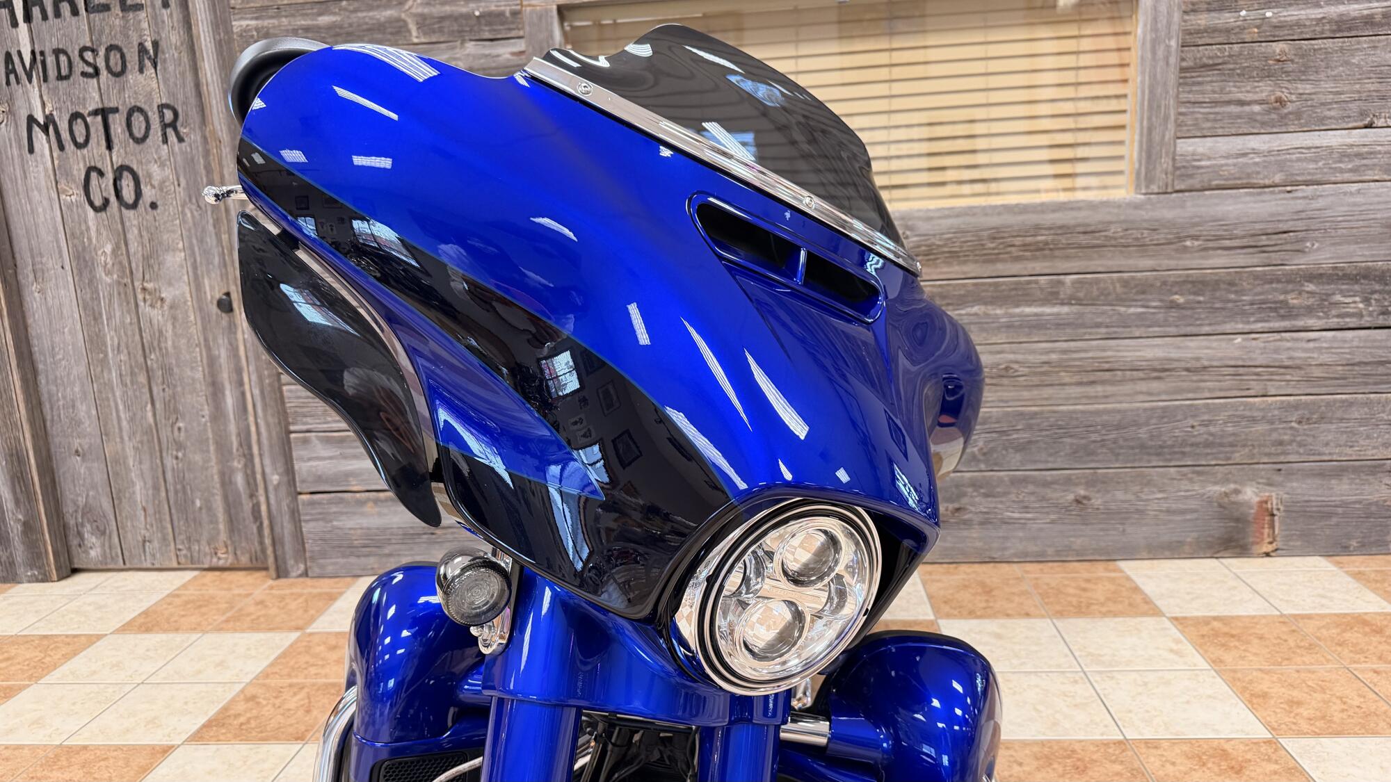 2017 Harley-Davidson® CVO™ Street Glide® Candy Cobalt/Indigo Ink with Mirror Chrome Aggressor Wheels, photo 15