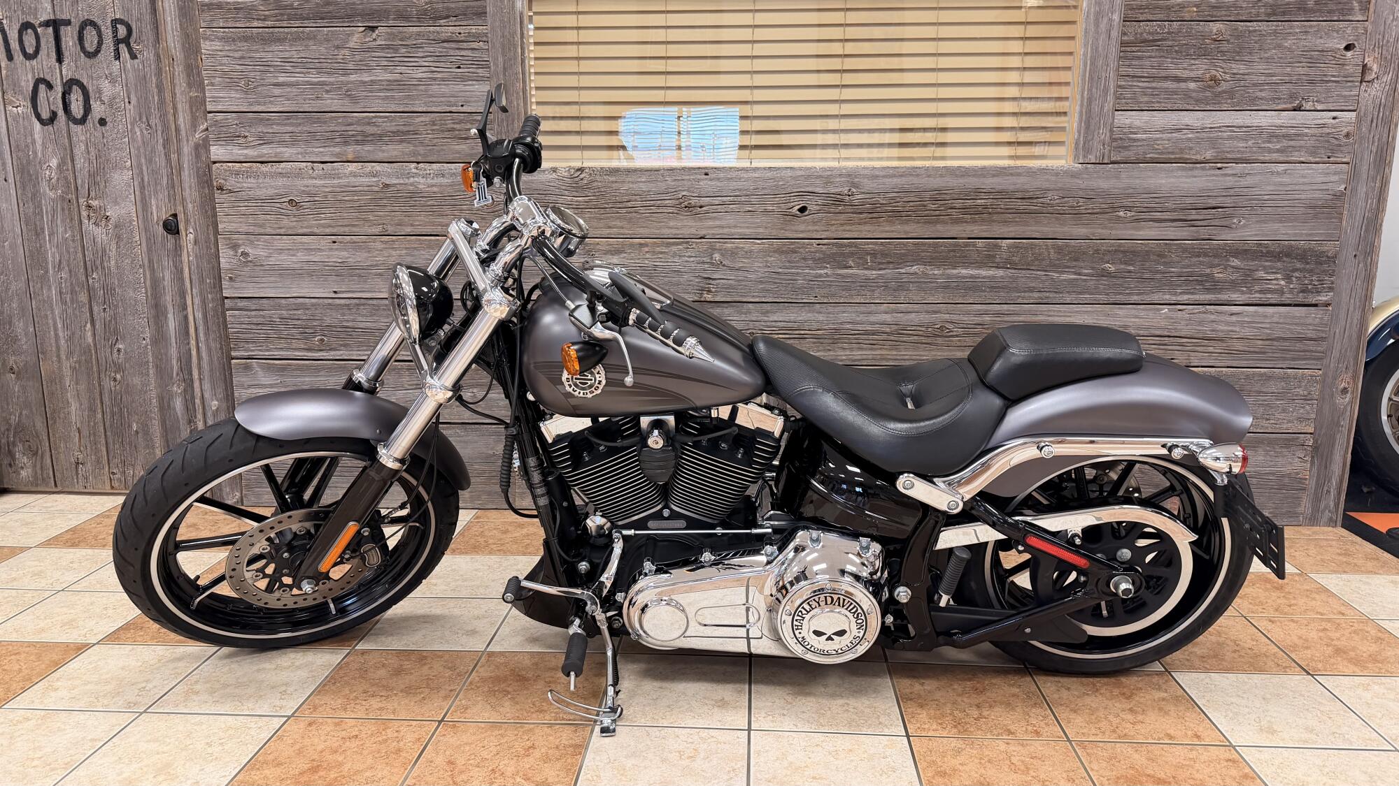 2016 Harley-Davidson® Breakout® Charcoal Denim, photo 15