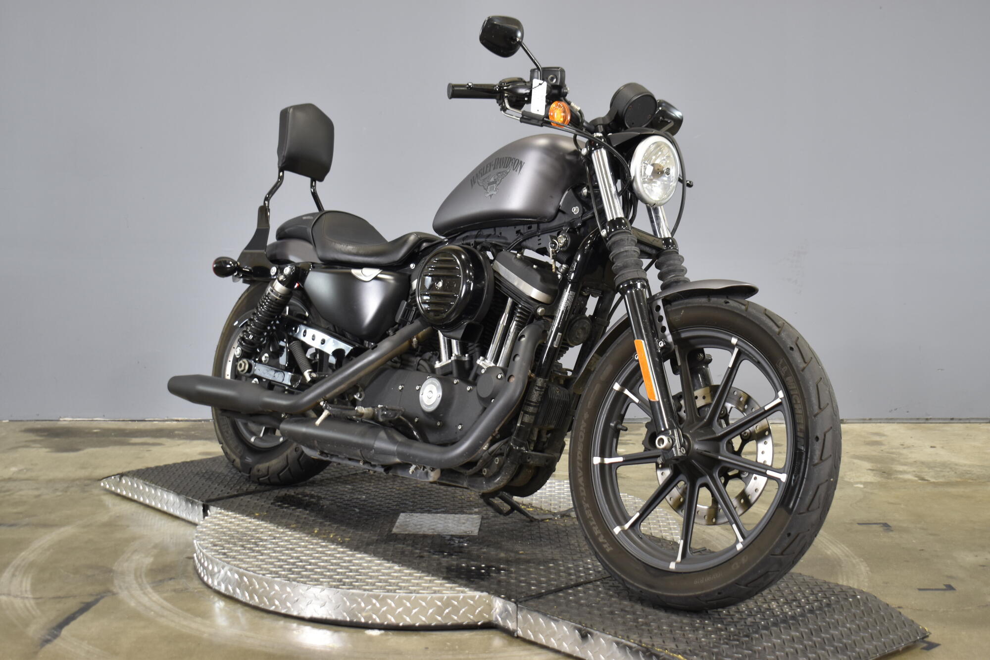 2016 Harley-Davidson® Iron 883™ Charcoal Denim, photo 2
